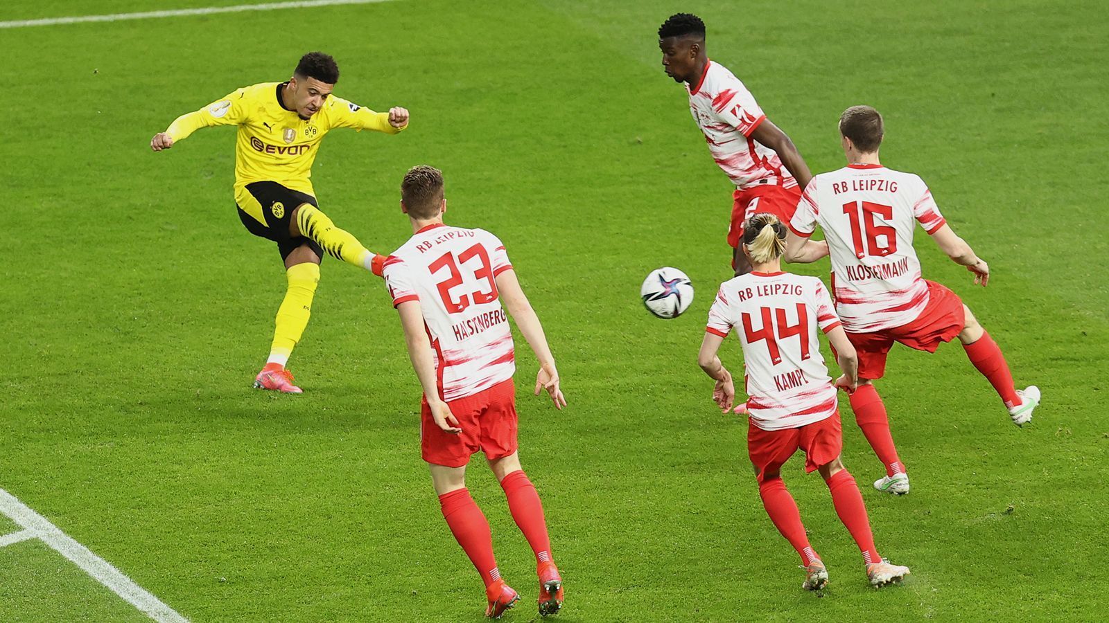 
                <strong>Jadon Sancho</strong><br>
                Erzielt mit einem herrlichen, gefühlvollen Schlenzer das 1:0. Beim 3:0 kurz vor der Pause muss er nur noch einschieben. Verliert vor dem 1:3 allerdings auch den Ball im Aufbauspiel und vertändelt kurz vor Schluss leichtfertig das 4:1. Macht es wenig später besser und legt Haaland den entscheidenden Treffer vor. ran-Note: 2
              