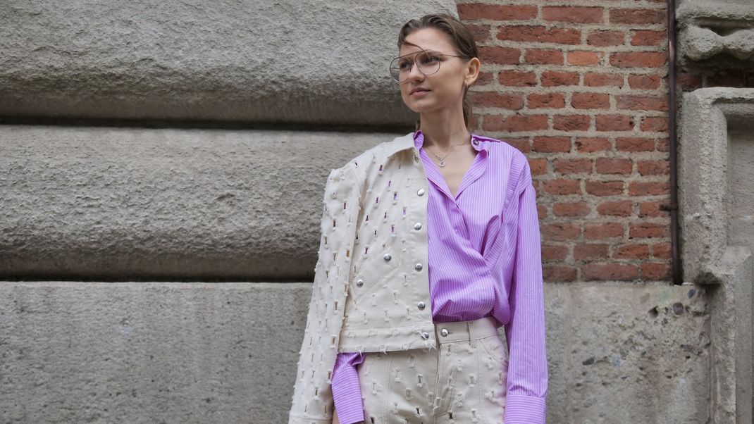 Stylistin Anna Galaganenko setzte während der Mailänder Fashion Week einen lavendelfarbenen Akzent.