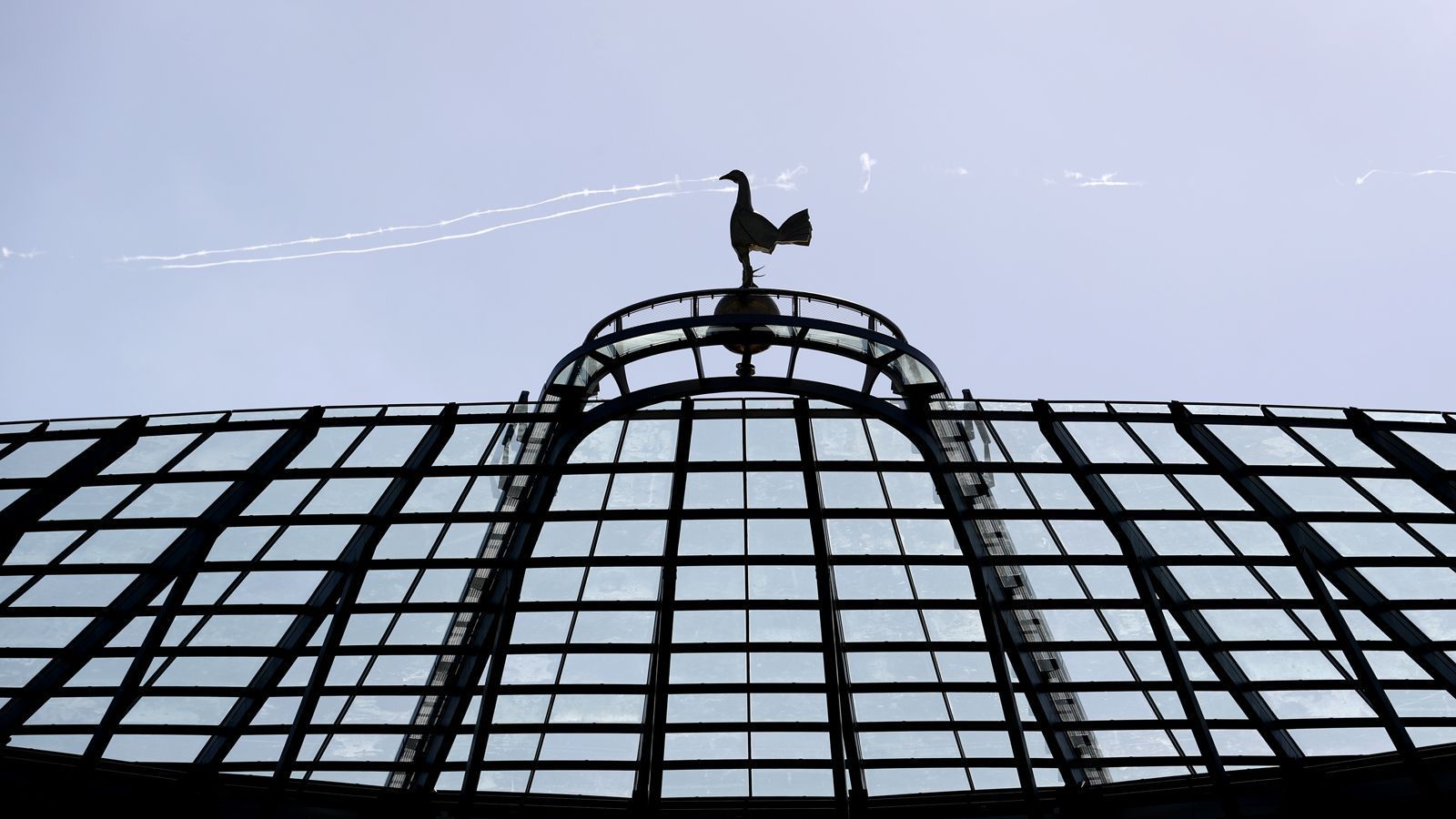 
                <strong>Tottenham Stadium: Vereinswappen ziert das Stadiondach</strong><br>
                Natürlich darf auch der legendäre Hahn am neuen Stadiondach nicht fehlen, der bereits seit 1901 Teil des Vereinswappens der "Spurs" ist.
              