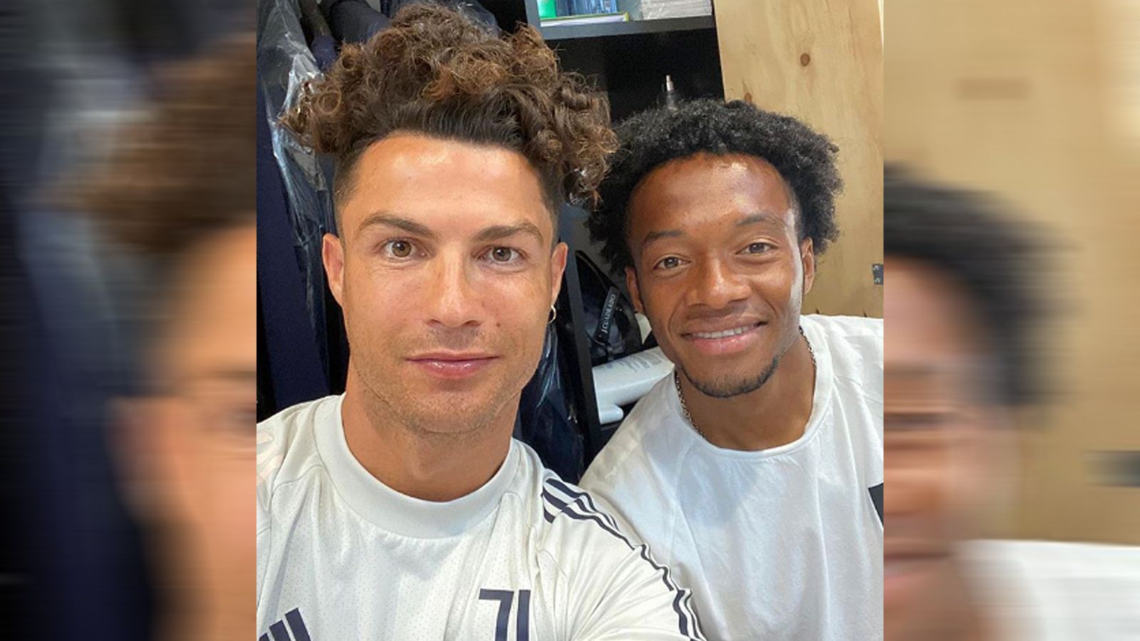 
                <strong>Cristiano Ronaldo im Juni 2020 im Wuschel-Look</strong><br>
                ... im natürlichen Wuschel-Look an der Seite von Juve-Mitspieler Juan Cuadrado. 
              