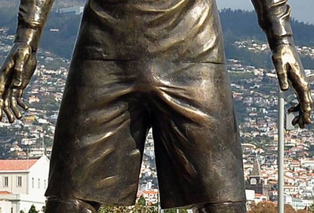 
                <strong>Cristiano Ronaldo Statue</strong><br>
                Die Hose ist dort, wo sein bestes Stück sitzt, deutlich gewölbt. Ein Detail, das fast nicht zu übersehen ist. 
              