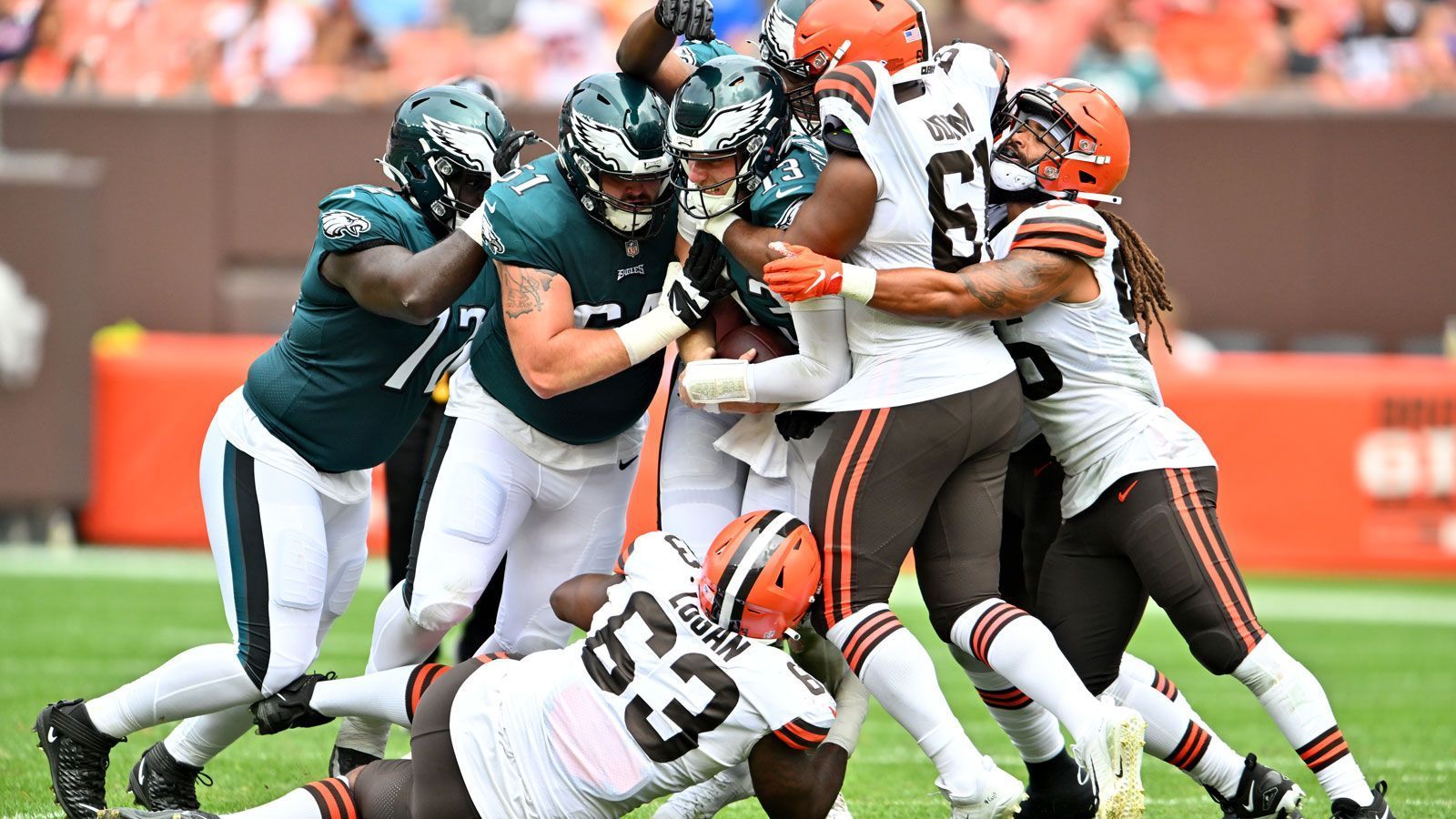 
                <strong>Meiste erfolgreiche Fourth Downs</strong><br>
                Sowohl die Cleveland Browns als auch die Philadelphia Eagles stehen aktuell bei 22 erfolgreichen Fourth-Down-Versuchen und können sich somit noch auf den ersten Platz schieben, den sie sich vor Woche 18 noch mit den Los Angeles Chargers (Saison 2021) teilen.
              