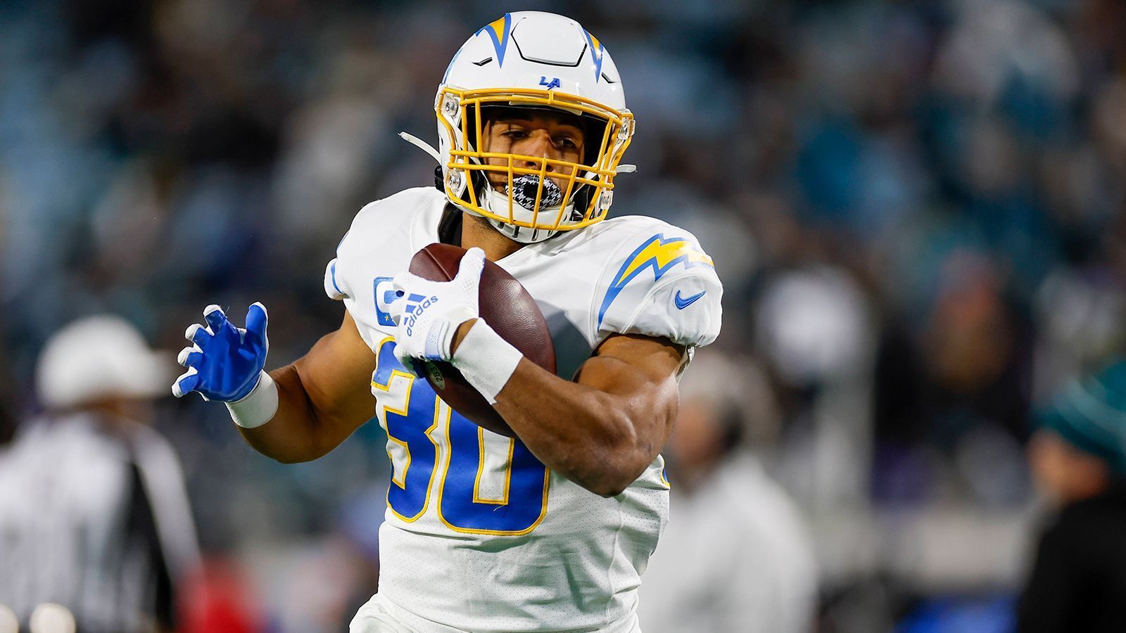 
                <strong>Chargers-Star Austin Ekeler fühlt sich unterbezahlt</strong><br>
                "Ich bin im Moment so unterbezahlt, was meinen Vertrag und meine Leistung für das Team angeht, dass ich das unerbittlich verfolge." Mit diesen sehr deutlichen Worten machte Running Back Austin Ekeler im "Greenlight Podcast" von Chris Long deutlich, warum er alles dafür tut, einen Vertrag in der NFL zu bekommen, in dem seine Leistungen auch monetär adäquat gewürdigt werden. Die Los Angeles Chargers haben ihm bereits ihre Erlaubnis gegeben, sich um einen Trade zu bemühen – und Ekeler macht keinen Hehl daraus, dass er ein Team will, das ihm das zahlt, was er seiner Meinung nach wert ist.
              