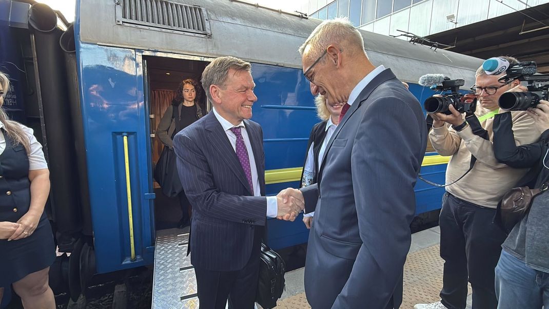 Außenminister Wadephul (links) ist zu seinem Antrittsbesuch in der Ukraine eingetroffen.