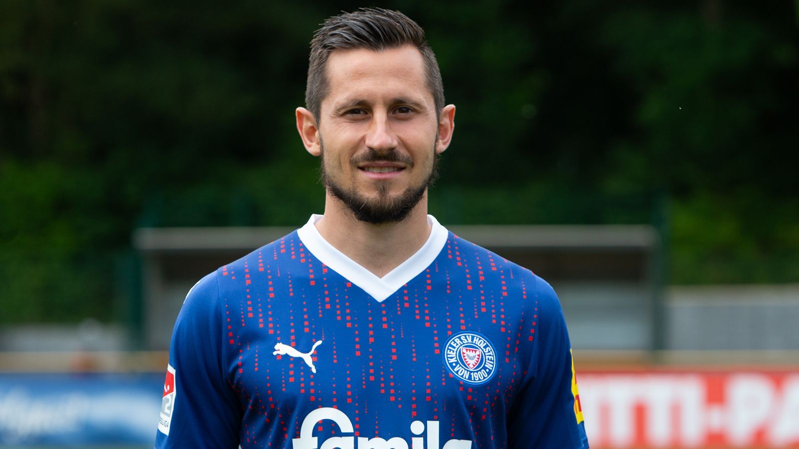 <strong>Rechter Flügelspieler: Steven Skrzybski (Holstein Kiel)</strong><br>Mit fünf Toren und zwei Vorlagen hat sich der Offensivspieler auf unsere rechte Seite geschlichen. Im Kieler System kommt er deutlich zentraler zum Einsatz, weicht aber gerne auf die Flügel aus. Seine Erfahrung hilft der generell tollen Offensive um Fiete Arp, Benedikt Pichler und Co.<br>2. Paul Wanner (Elversberg), 3, Jason Ceka (Magdeburg)