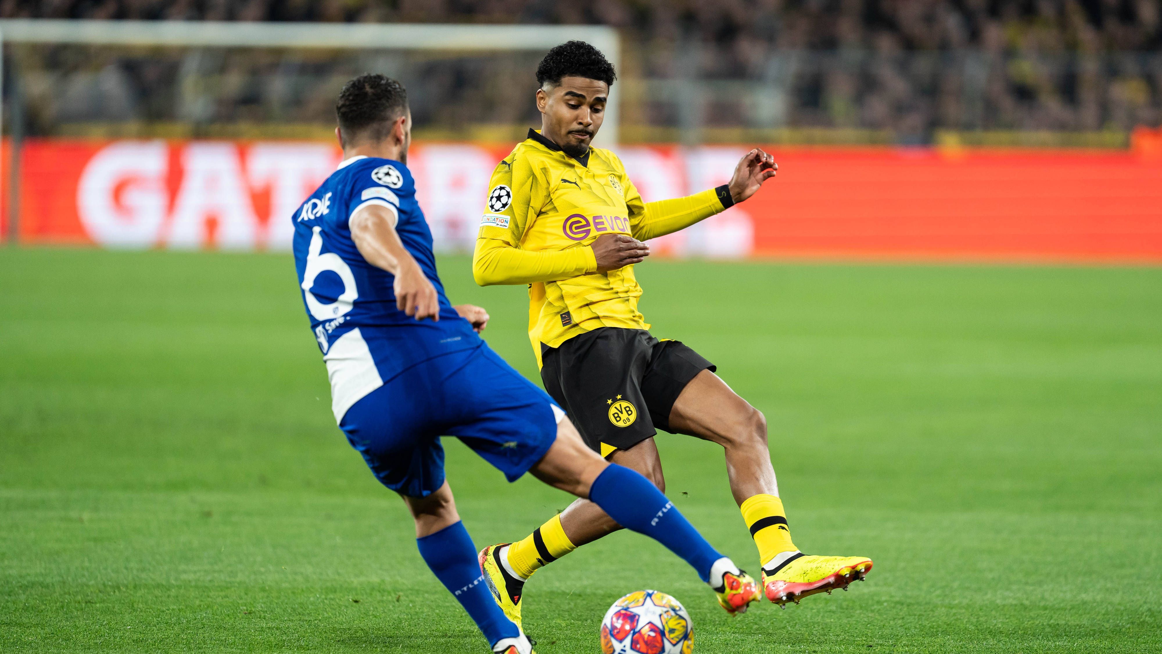 <strong>Ian Maatsen (Borussia Dortmund)</strong><br>Auf der linken Seite zunächst defensiv gefordert, dazu offensiv eher unauffällig. Stark dann aber sein Treffer zum 2:0 per Flachschuss. Bleibt danach aber im Spiel nach vorne zurückhaltend. Defensiv standfest. <strong>ran-Note: 3</strong>