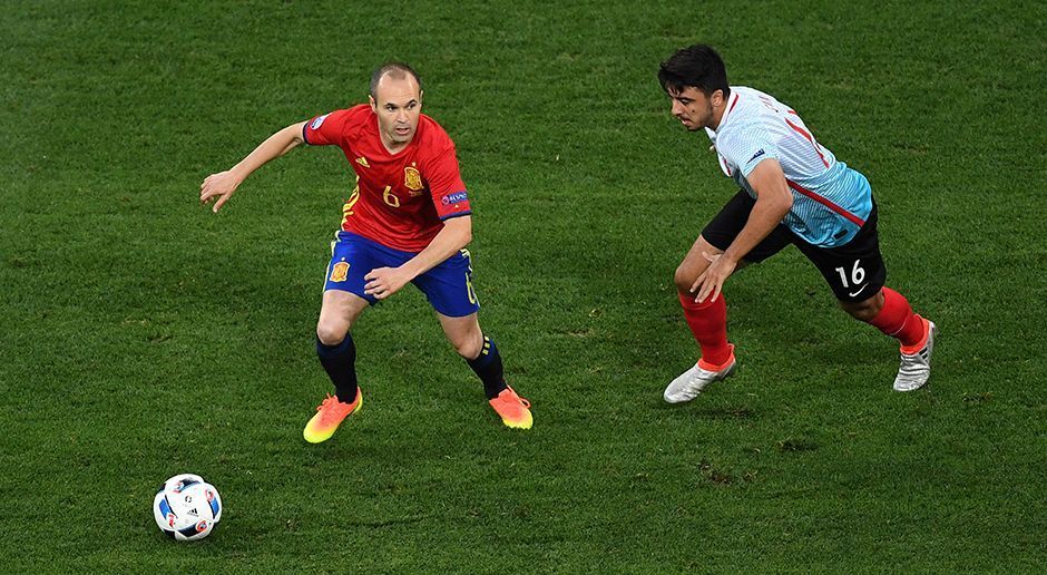 
                <strong>Andres Iniesta</strong><br>
                Andres Iniesta: Starke Vorstellung des spanischen Superstars. Konnte meist nur durch Fouls gestoppt werden. Bereitete mit einem Zuckerpass in den Strafraum das 1:0 durch Nolito vor. Leitete mit seinem Pass in die Tiefe auf Jordi Alba auch das 3:0 ein, das jedoch wegen Abseits nicht hätte zählen dürfen. ran-Note 2
              