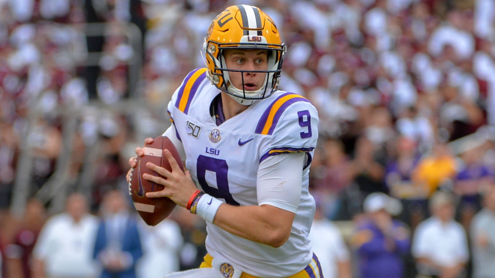 
                <strong>LSU Tigers - Joe Burrow (Quarterback)</strong><br>
                Der derzeit größte Star im College-Football: Joe Burrow gilt für viele Experten als sicherer Nummer-eins-Pick im Draft 2020. Zuletzt gewann er mit dem größten Vorsprung aller Zeiten die Wahl um die Heisman Trophy. Der Quarterback war zwei Jahre bei Ohio State lediglich Backup, wechselte dann zu den LCU Tigers und startete voll durch. In der laufenden Saison brachte er starke 77,9 Prozent seiner Pässe an den Mann. Beeindruckend sind auch seine weiteren Werte: 48 Touchdown-Pässe in 13 Spielen bei nur 6 Interceptions.
              