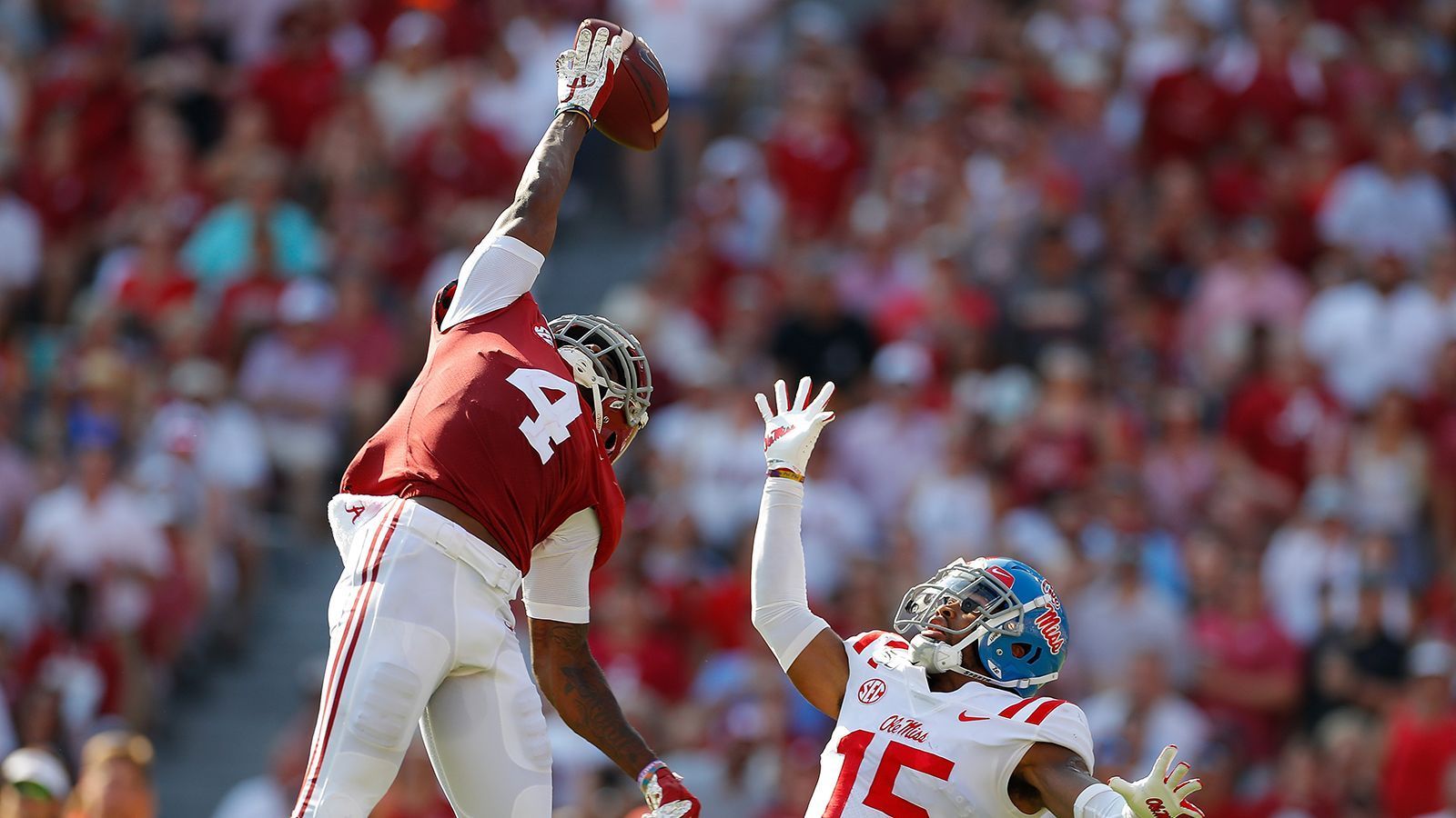 
                <strong>Jerry Jeudy</strong><br>
                Vergangene Saison war er die Lieblingsanspielstation von Tua Tagovailoa. Jerry Jeudy stellte Teambestwerte in Catches (68), Receiving Yards (1315) und Touchdowns (14) auf. Nach der exzellenten Saison gewann er den "Fred Biletnikoff Award" für den besten Receiver im College. Auf dem Zettel der meisten Draft-Experten steht Jeudys Name ganz weit oben, einige prophezeien einen Top-Fünf-Pick. Den 20-Jährigen zeichnet exzellente Geschwindigkeit aus, die es Verteidigern schwer macht, mit ihm mitzuhalten. Fängt er den Ball, verfügt er über gute Körpertäuschungen und Bewegungen, um Gegenspieler im Regen stehen zu lassen. NFL-Spieler-Vergleich: Odell Beckham Jr. (Cleveland Browns)
              