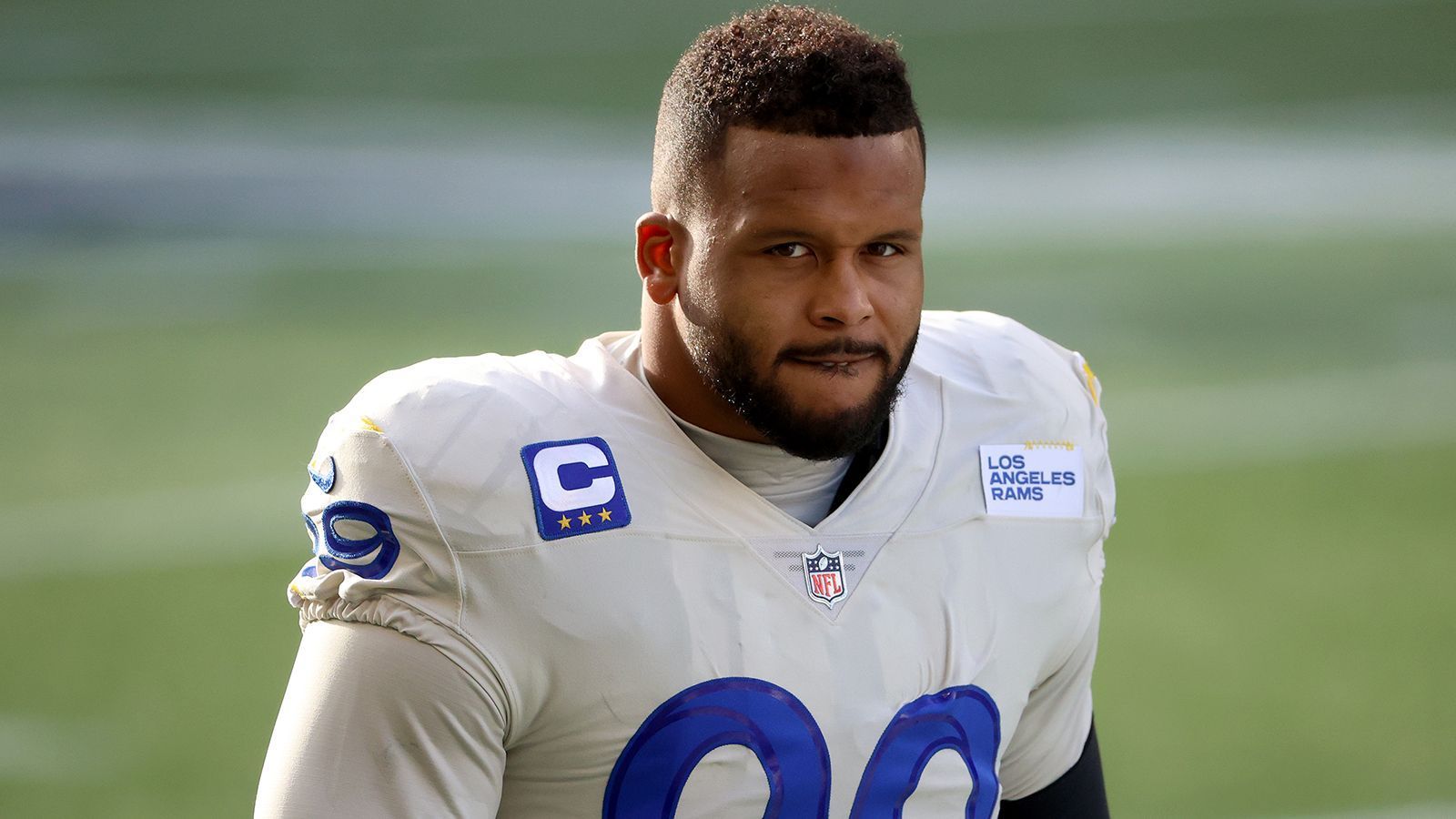 
                <strong>Defensive Player of the Year: Aaron Donald (Los Angeles Rams)</strong><br>
                Die beste Defense in der Regular Season stellten die Los Angeles Rams - und das dank ihres Defensive Tackles Aaron Donald. Bei nur 1,85 Meter Körpergröße bringt der 29-Jährige satte 129 Kilogramm auf die Waage und weiß diese bestens einzusetzen. 12,5 Sacks, dazu 14 Tackles zum Ballgewinn. Donald hievte die Rams als Anführer der starken Verteidigung in die Playoffs. Zweimal gewann er den Titel zum Defensive Player of the Year bereits (2017 und 2018), letztes Jahr holte sich Stephen Gilmore von den New England Patriots die Auszeichnung. Mit T.J. Watt hat er auch in diesem Jahr knallharte Konkurrenz. 
              