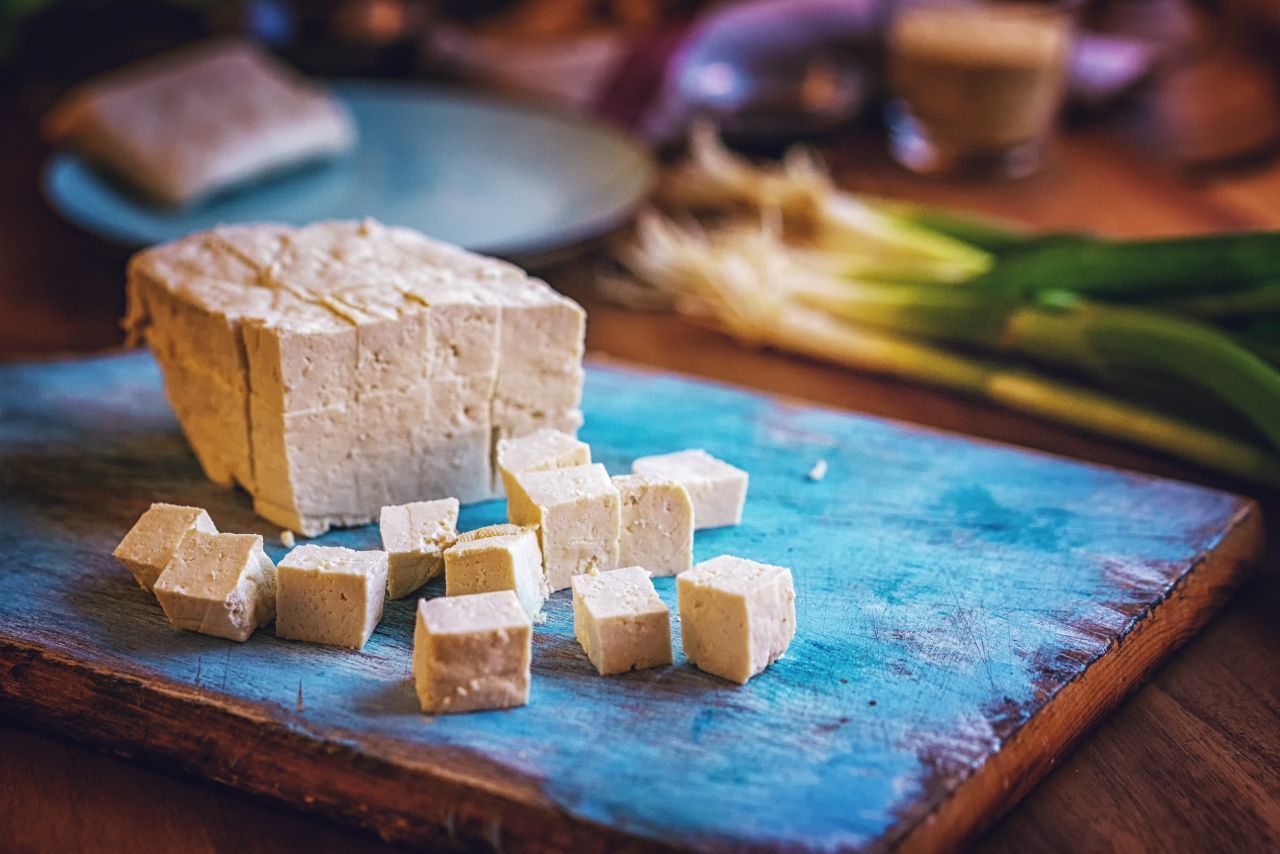 Wer veganen Eiersalat oder Rührei machen möchte, kann anstelle von Ei Tofu verwenden. Zum Backen einer Quiche lässt sich pürierter Seidentofu verwenden. Etwa fünf Esslöffel entsprechen einem Ei. 