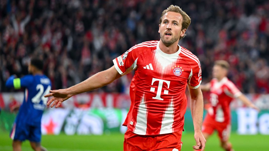 Harry Kane (Bayern München) jubelt über sein Tor zum 3:1. 