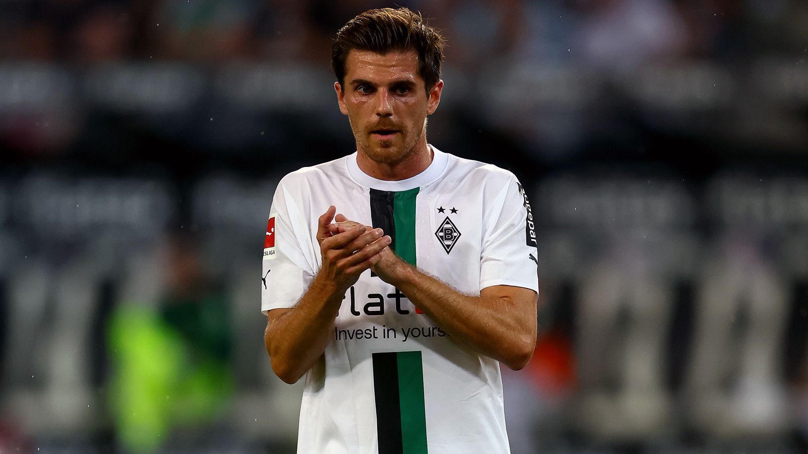 
                <strong>Jonas Hofmann</strong><br>
                Eher hinten als vorne gefordert, kommt gegen Davies nur selten in die Tiefe. Zu selten mit dem Ball am Fuß, kann sein Tempo zu selten ausspielen. Unterstützt Hintermann Scally aufopferungsvoll. ran-Note: 4
              