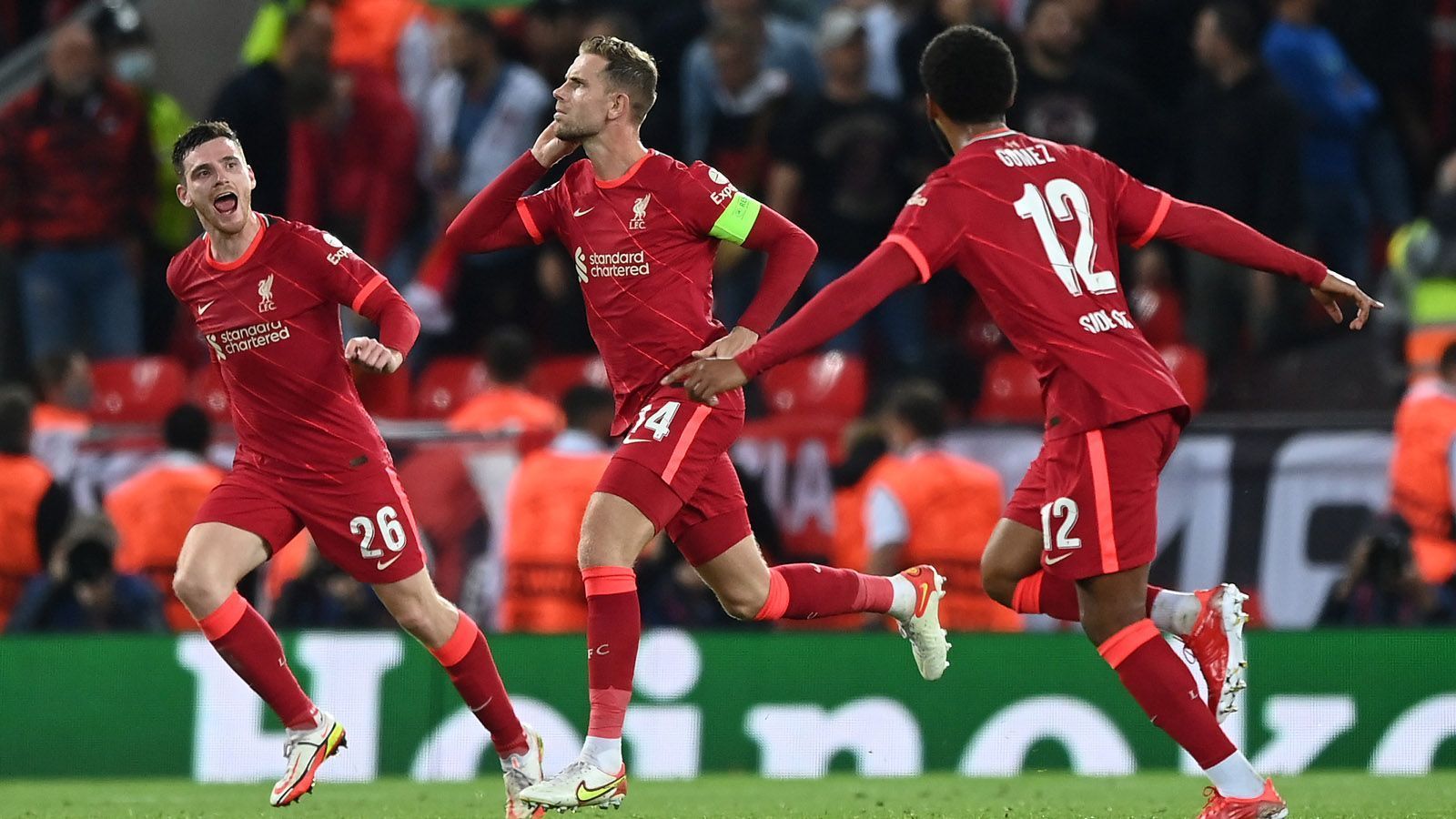 
                <strong>Henderson per Dropkick zum 3:2</strong><br>
                Liverpool belohnt sich endlich für die Dominanz: Bennacer kann eine Ecke nur ins Zentrum abwehren. Der Ball fällt Henderson vor die Füße. Der Kapitän verwandelt per Dropkick aus 17 Metern mit voller Wucht zum 3:2.
              