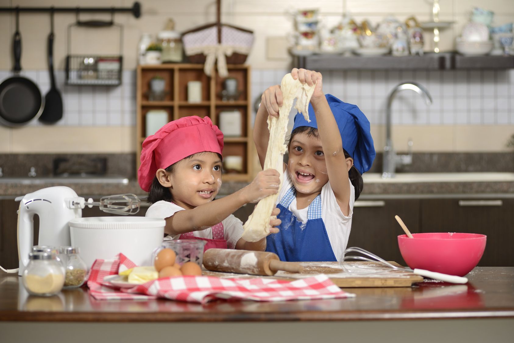 Pizza schmeckt nicht nur gut, sie lässt sich auch wunderbar vorbereiten – und wenn's um leckeres Essen geht, helfen die Kleinen gern mit.