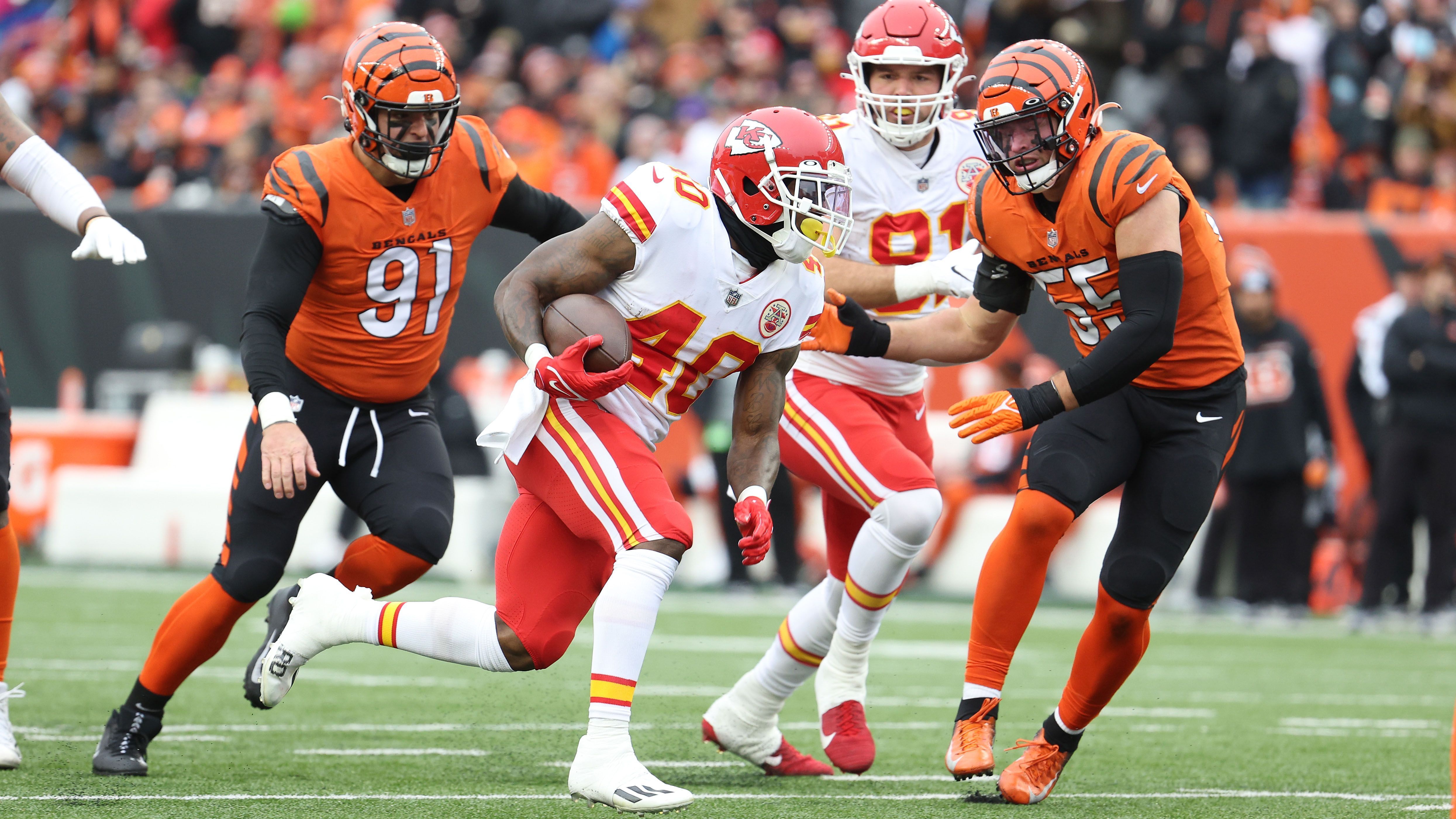 
                <strong>Bengals at Chiefs: Bengals-Momentum vs. Chiefs-Erfahrung</strong><br>
                Zum vierten Mal in Serie spielen die Kansas City Chiefs im heimischen Arrowhead Stadium um die Krone in der AFC. Trainer Andy Reid coacht in seiner 23. NFL-Saison. Kurzum: Mahomes & Co. strotzen nur so vor Erfahrung. Ganz anders die Bengals: Mit dem 38-Jährigen Zac Taylor steht ein unerfahrener Head Coach an der Seitenlinie, erst zum zweiten Mal in der Vereinshistorie kämpft Cinci um den AFC-Titel. Doch in einem Spiel kommt es oftmals auf die Tagesform an. Und dort stehen die Bengals den Chiefs in nichts nach. Das Team um Quarterback Joe Burrow befindet sich in einem Erfolgslauf und weiß aus Woche 17, wie Kansas City zu schlagen ist.
              