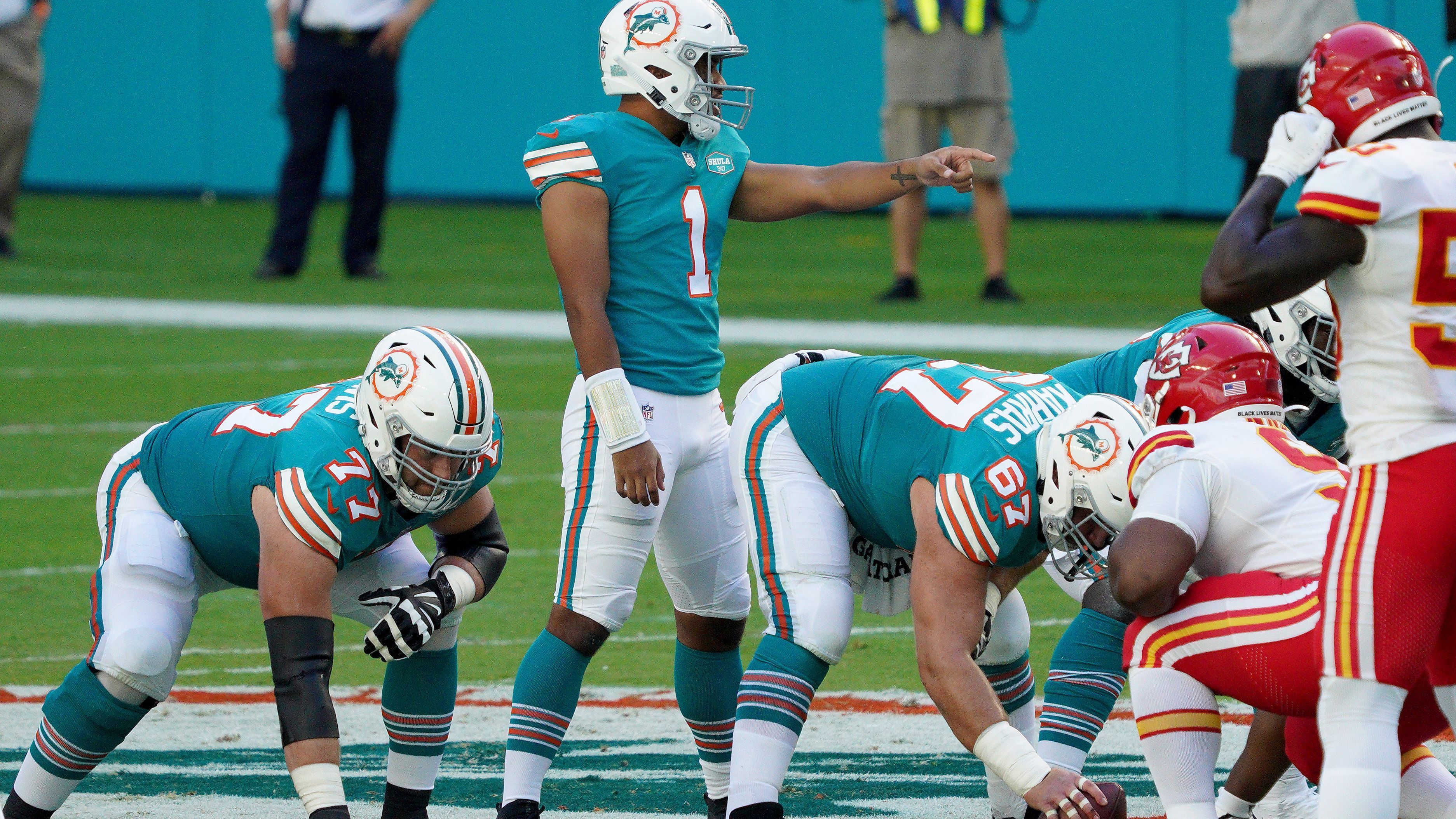 
                <strong>Miami Dolphins (vs. Patriots, @Raiders, @Bills)</strong><br>
                Vor den Dolphins und Head Coach Brian Flores liegt vielleicht der härteste Endspurt aller Teams. Gegen die Chiefs setzte es trotz fulminantem Start und 10:0-Führung noch eine Niederlage. Nun warten mit Duellen gegen die Patriots und besonders den Gastspielen zum Abschluss bei den Raiders und den Bills große Aufgaben auf das grunderneuerte Team. Zwei Siege wird es dabei aber wohl noch brauchen. Was Mut macht: Gerade die Passverteidigung liefert auf Hochtouren - wie Patrick Mahomes nun auch leidvoll bestätigen kann. Interception-Maschine Xavien Howard ist nicht ohne Grund heißer Anwärter auf den Defensive Player of the Year Award. Offensiv drückt grade aber im Laufspiel der Schuh. So brachen nicht zuletzt vergangenen Spieltag die Running Backs nur so weg. Folglich wird es um so wichtiger sein, dass Quarterback Tua Tagovailoa im Kurzpassspiel weiterhin so effizient bleibt und auch im Endspurt so gut mit seinem Tight End Mike Gesicki harmoniert wie zuletzt. Letzterer könnte Befürchtungen der Franchise zufolge aber eine oder mehrere Partien verletzt ausfallen.
              