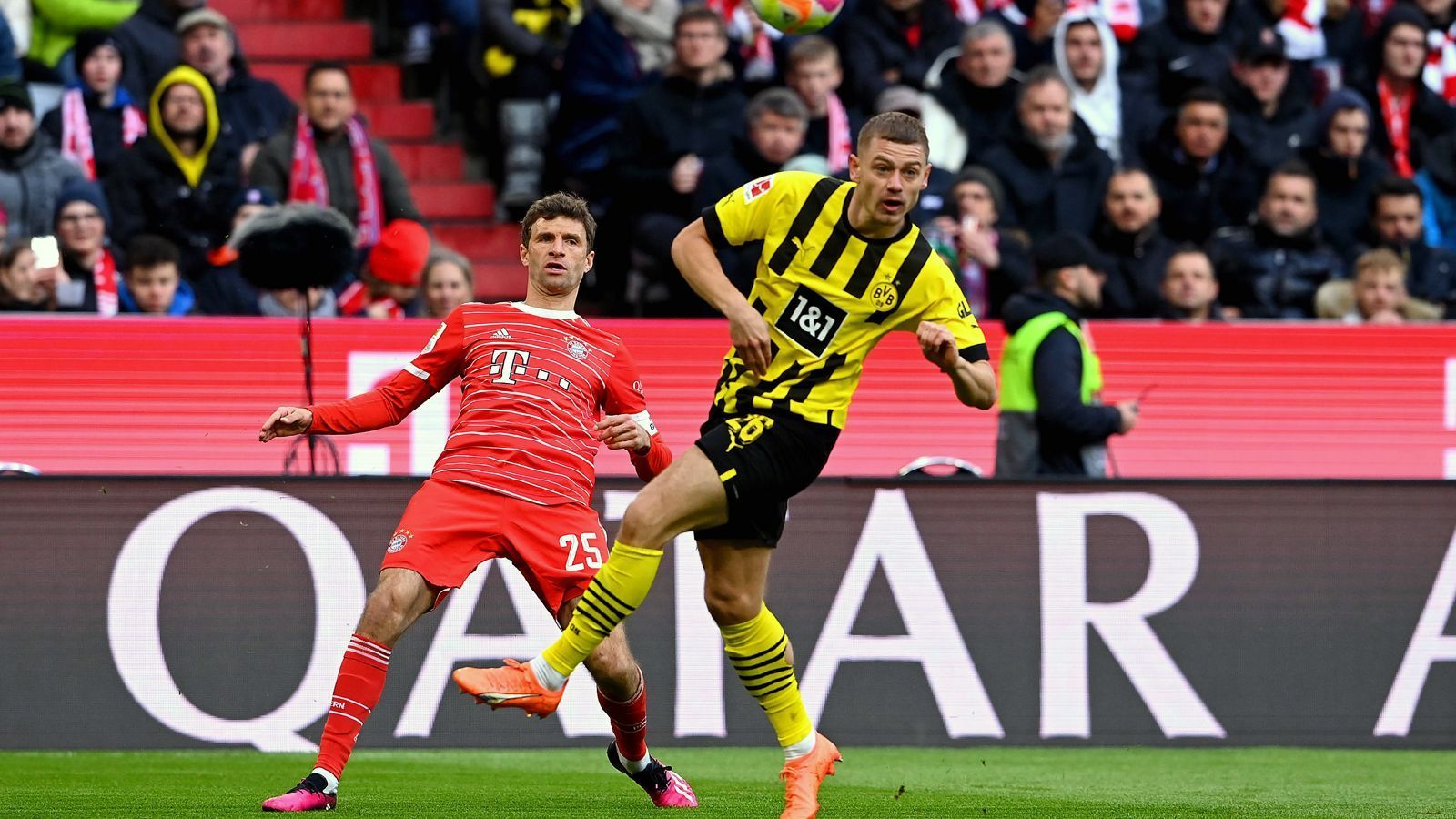 
                <strong>Julian Ryerson (Borussia Dortmund)</strong><br>
                Der Norweger vertändelt in der Vorwärtsbewegung mit einem fahrlässigen Dribbling den Ball, der Fehler wird von den Bayern direkt mit dem 0:3 bestraft. Ansonsten ist wenig zu sehen von Ryerson, zur Halbzeit bleibt er in der Kabine. ran-Note: 5
              