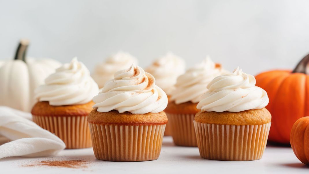 Süß und durch den Ingwer trotzdem mit einer gesunden Komponente: die Ingwer-Kürbis Cupcakes.