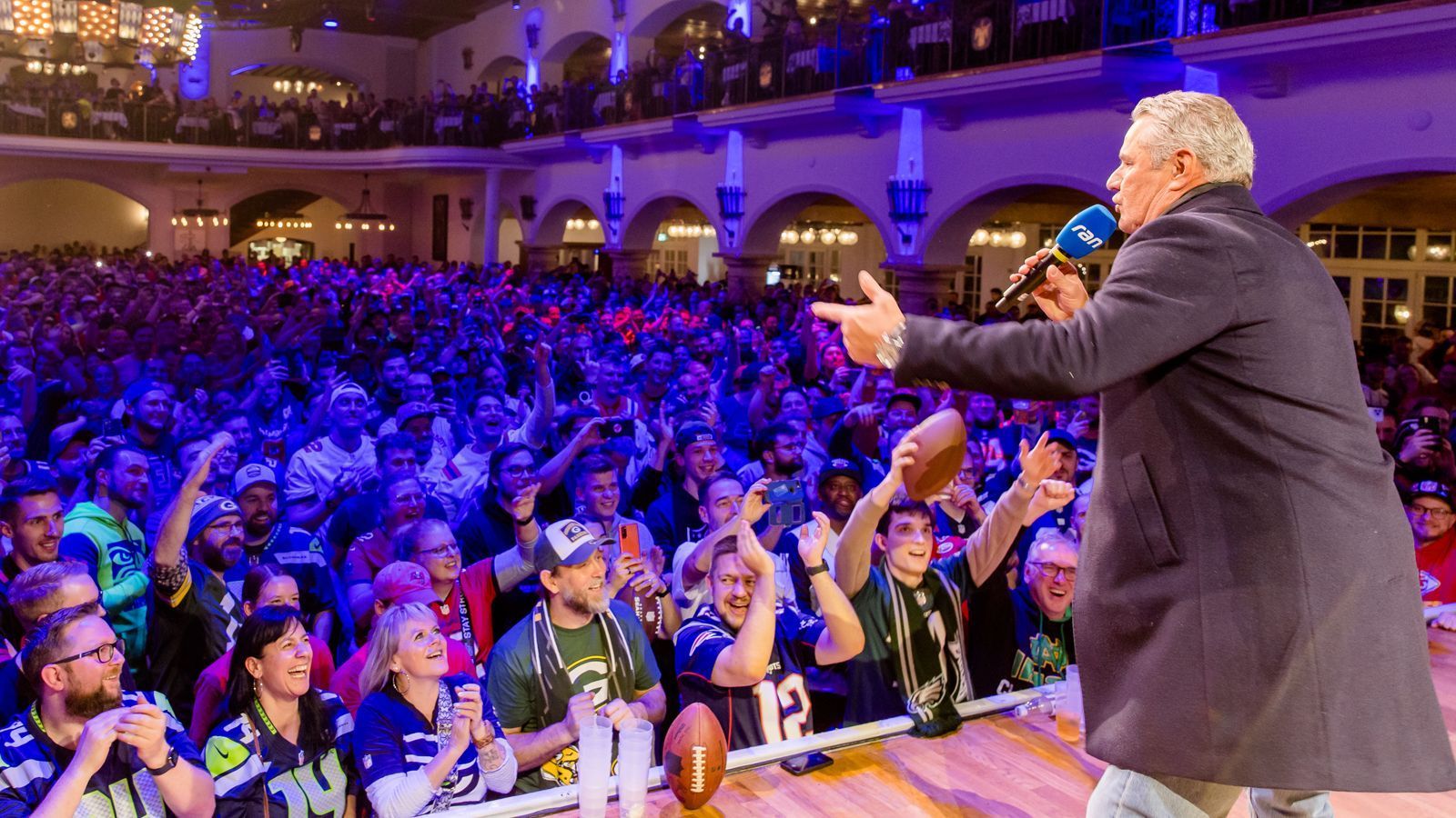 
                <strong>NFL-Fan-Partys in München</strong><br>
                Ultimative Partys gab es schon am Abend vor dem Spiel. Eine davon fand im Löwenbräukeller statt. Dort trat unter anderem auch das ranNFL-Team im Rahmen der ran-Webshow vor tausenden NFL-Fans auf und sorgte für ausgelassene Stimmung. Ob alle Anwesenden wohl am nächsten Tag im Stadion noch ihre Stimme hatten?
              