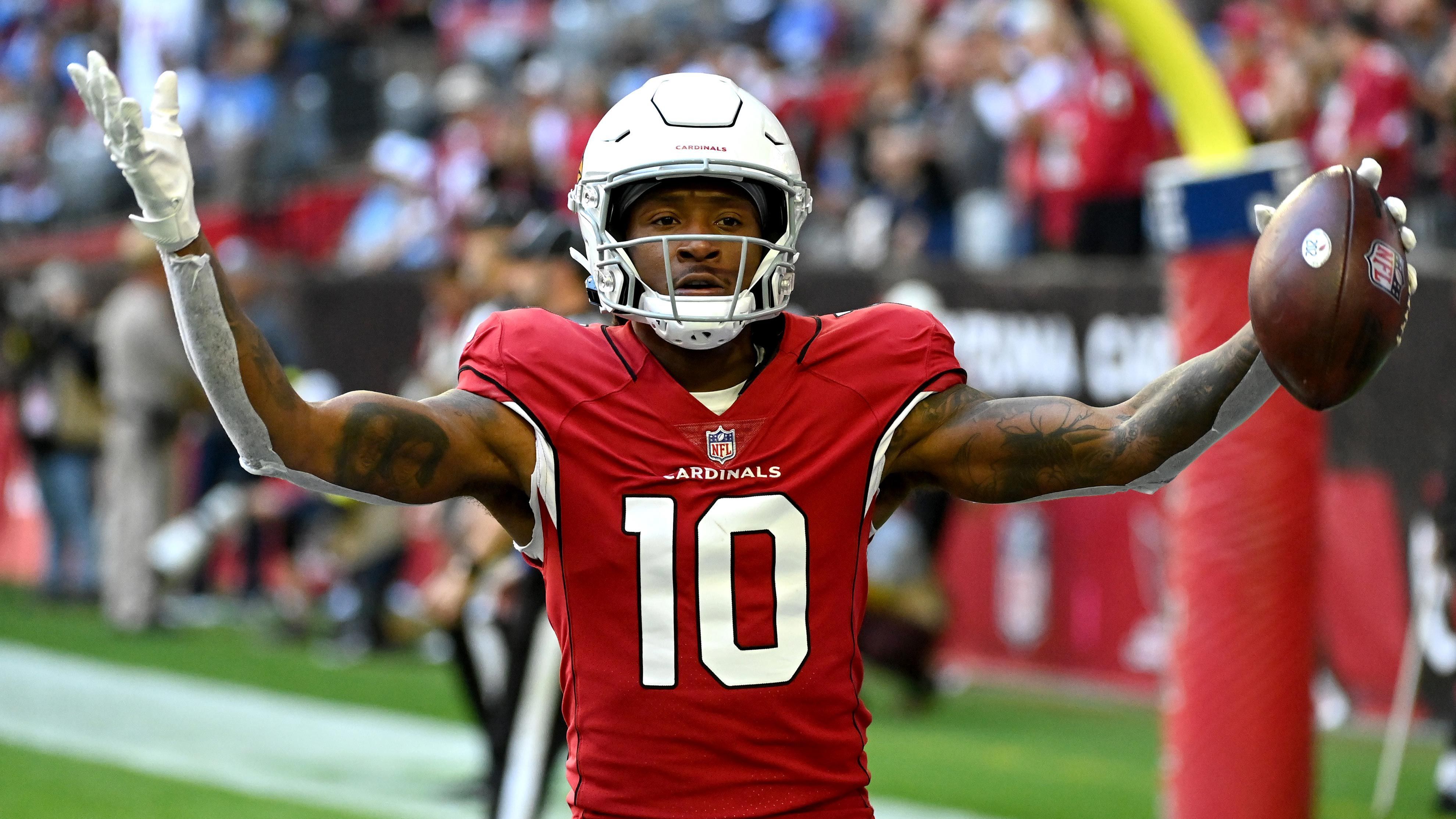 <strong>Houston Texans geben DeAndre Hopkins für David Johnson ab</strong><br>
                Auch im Nachhinein erwies sich der Trade für die Cardinals als ein äußerst guter Deal. Der Passempfänger sorgte in drei Spielzeiten für 2686 Receiving-Yards und 18 Touchdowns, ehe er entlassen wurde und bei den Tennessee Titans landete. Johnson hingegen wurde den Erwartungen nicht gerecht, fand 2023 nicht einmal mehr ein Team.&nbsp;