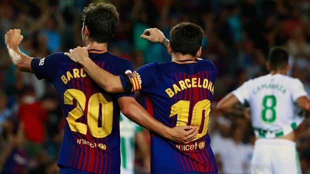 
                <strong>Einheitliche Trikots</strong><br>
                Kein Sergi Roberto, kein Messi! Barcas Stars traten gegen Betis Sevilla in einheitlichen Trikots an - ohne Spielernamen, sondern nur mit dem Schiftzug Barcelona auf der Rückseite. Außerdem ist auf der Vorderseite der Trikots der Hashtag "#totssombarcelona" (Wir alle sind Barcelona) zu sehen.
              