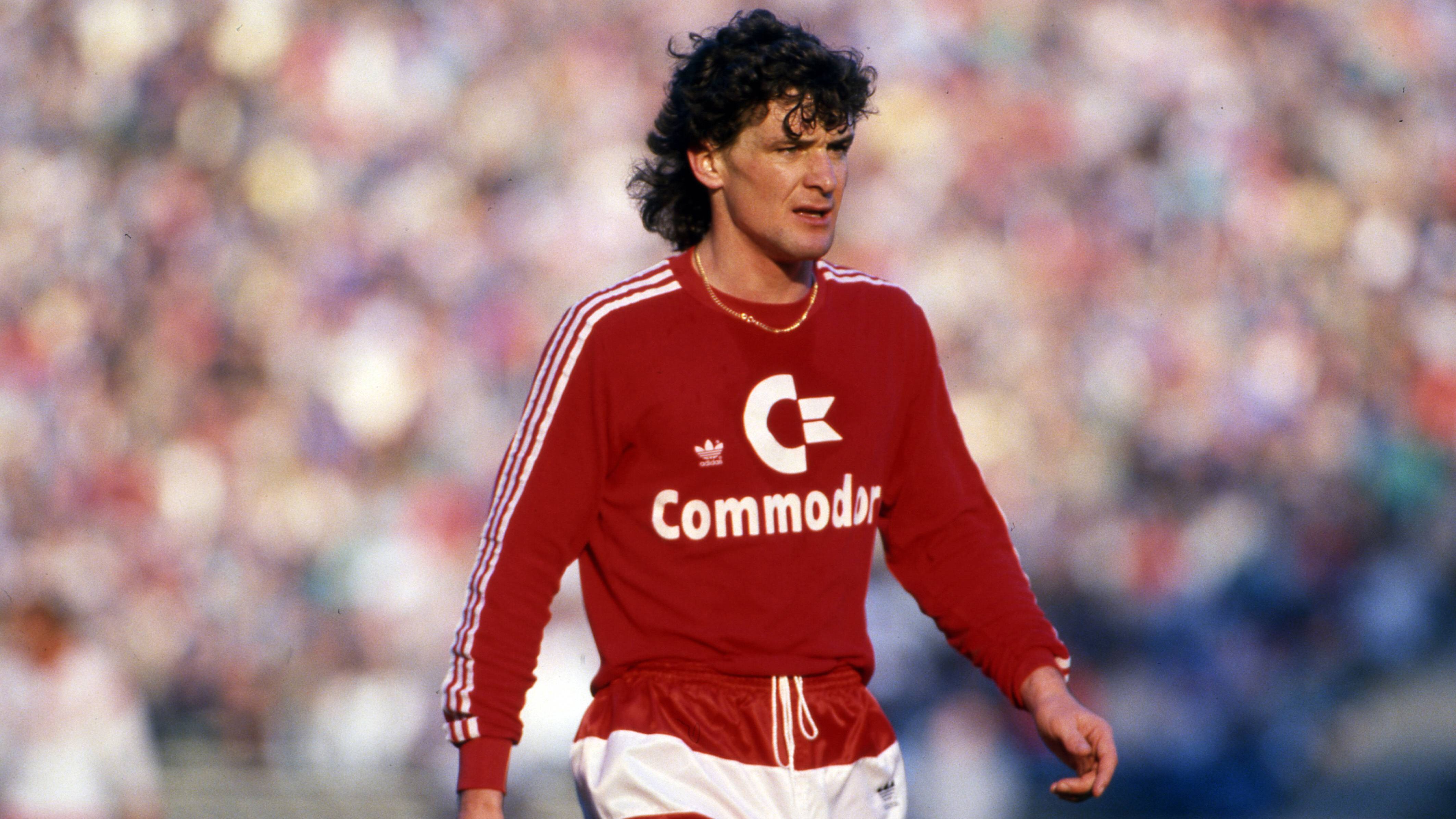 
                <strong>Mark Hughes</strong><br>
                Erster Leihspieler in der Geschichte des FC Bayern war der Waliser Mark Hughes. 1987 liehen die Münchner den Mittelstürmer des FC Barcelona für ein Jahr aus. In 18 Spielen erzielte er sechs Treffer. Nach nur einer Saison war das Kapitel Bayern aber schon wieder beendet. Trainer Sir Alex Ferguson lockte Hughes zurück zu seinem Heimatverein Manchester United, bei dem er mit 83 Toren in 256 Spielen seine erfolgreichste Zeit erlebte.
              