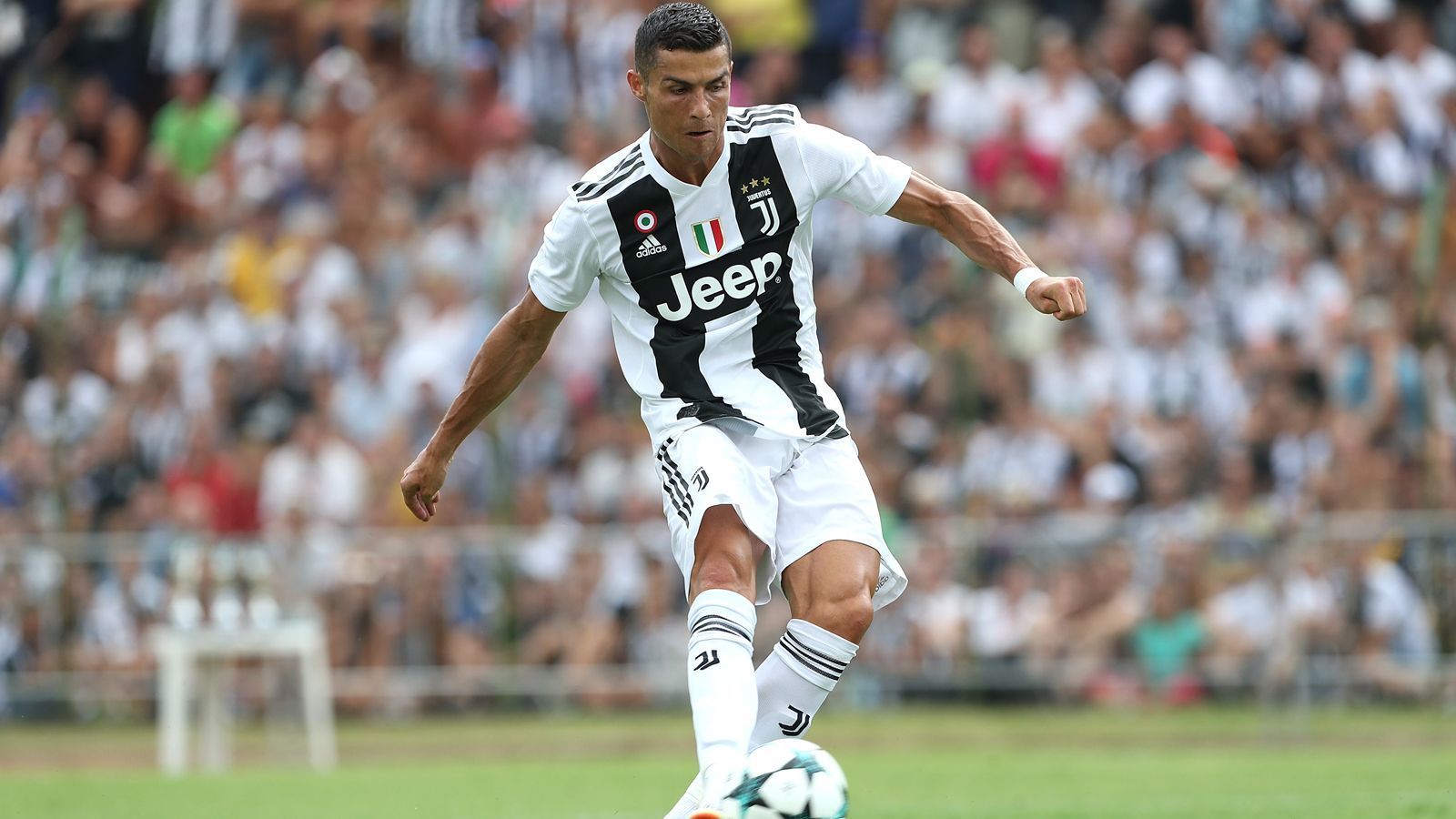 
                <strong>Juventus Turin: So lief das CR7-Debüt</strong><br>
                Perfekte Schusstechnik! Der Star-Debütant versuchte, nach seinem Blitz-Treffer weitere Tore nachzulegen - leider ohne Erfolg. 
              