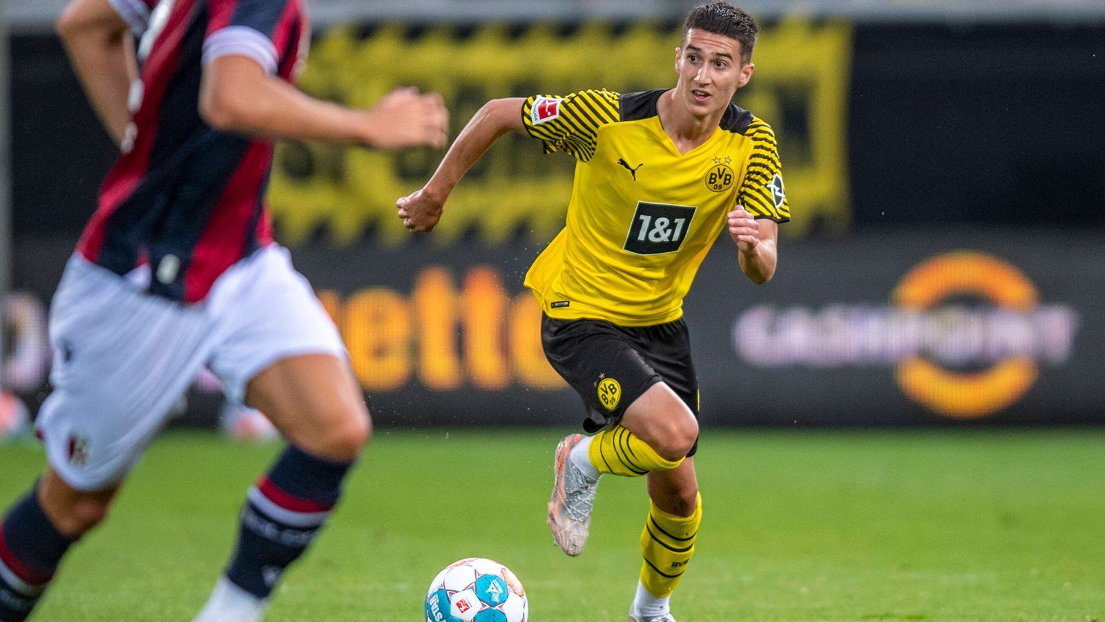 
                <strong>Göktan Gürpüz - er will es seinem Bruder vormachen</strong><br>
                Göktan Gürpüz stand mit seinen 19 Jahren sogar schon im Bundesliga-Kader von Borussia Dortmund. Für Aufsehen sorgte der zentrale Mittelfeldspieler allerdings schon im Jahre 2016, als er vom Erzrivalen FC Schalke 04 zu Dortmund wechselte. Seitdem zieht der 1,75 Meter große Deutsche die Fäden in Dortmunds U-Mannschaften. Sein jüngerer Bruder Gökdeniz spielt ebenfalls bei der Borussia in der U17. Dortmunds Nachwuchsdirektor Lars Ricken sagte über die beiden bei der doppelten Vertragsverlängerung im Dezember vergangenen Jahres: "Es passiert selten, dass zwei Brüder so herausragendes Talent besitzen".
              