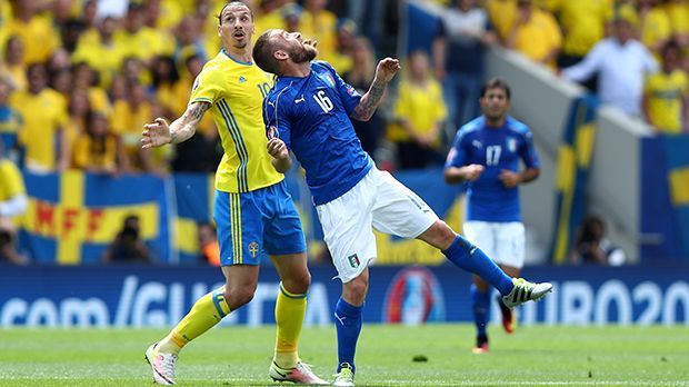 
                <strong>Daniele De Rossi</strong><br>
                Daniele De Rossi: Fällt in der 27. Minute erstmals auf, als er "König Zlatan" foult. Bleibt weitgehend blass, kassiert in der 70. Minute die erste gelbe Karte der Partie und muss danach in der 74. Minute für Thiago Motta Platz machen. ran-Note: 5
              