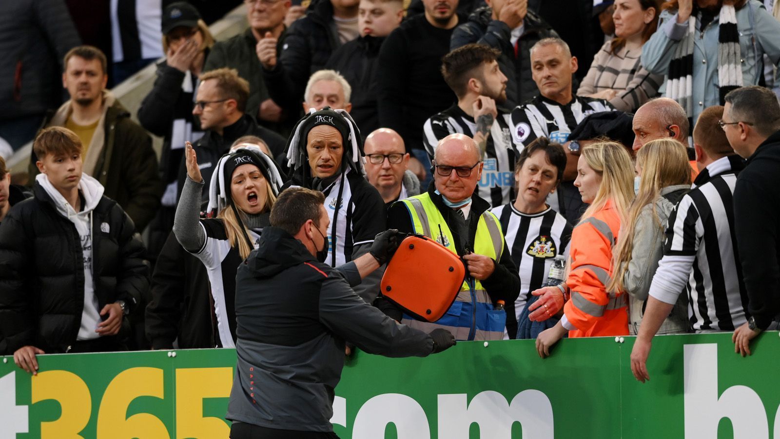 
                <strong>Fan kollabiert auf den Rängen</strong><br>
                Kurz vor der Pause sorgte ein medizinischer Notfall auf der Tribüne für 20 quälende Minuten. Ein Fan hatte einen Herzinfarkt erlitten. Die Spurs-Stars Eric Dier und Sergio Reguilon bemerkten den Vorfall auf den Rängen zuerst und alarmierten geistesgegenwärtig Schiri Andre Marriner.
              