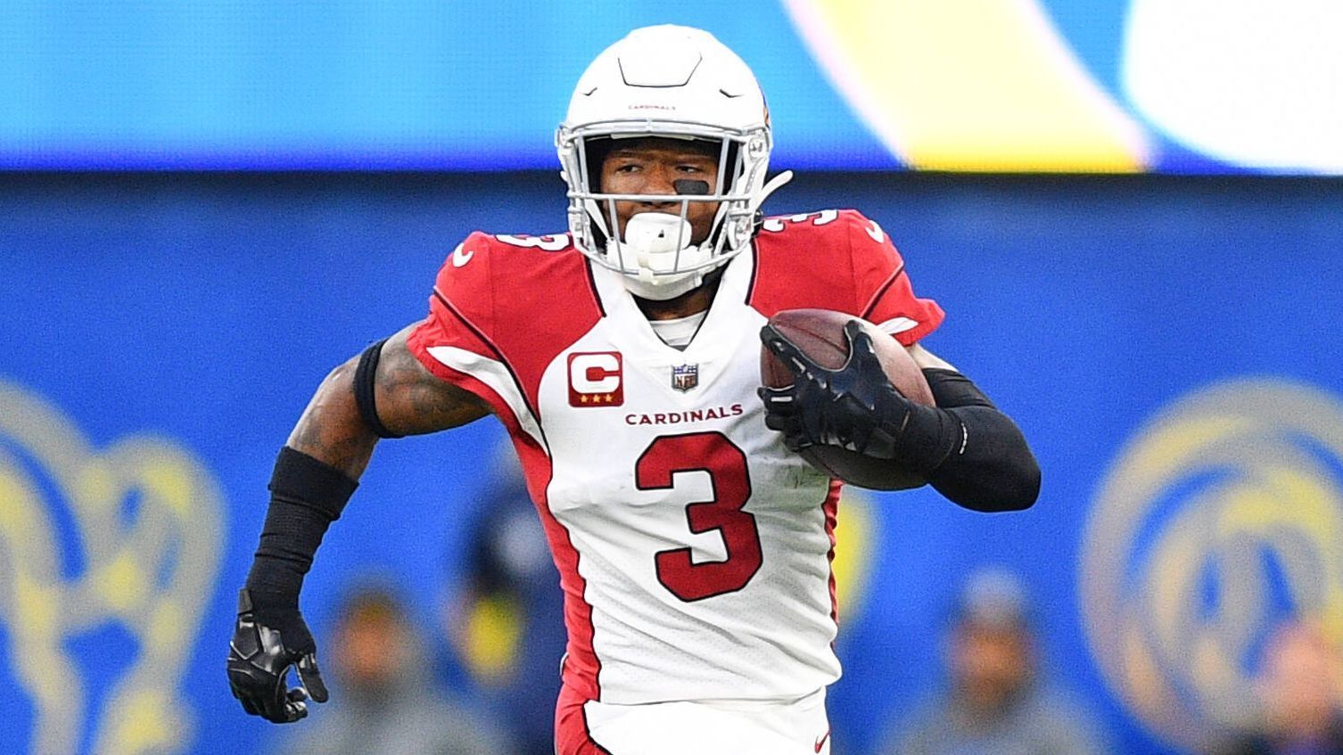 
                <strong>Budda Baker fordert Trade: Landing Spots für Star-Safety der Arizona Cardinals</strong><br>
                Einer der besten Defense-Spieler der NFL kommt wohl unerwartet auf den Markt. Der zweimalige All-Pro und fünfmalige Pro Bowl-Safety Budda Baker hat laut "ESPN" um einen Trade bei den Arizona Cardinals gebeten.
              