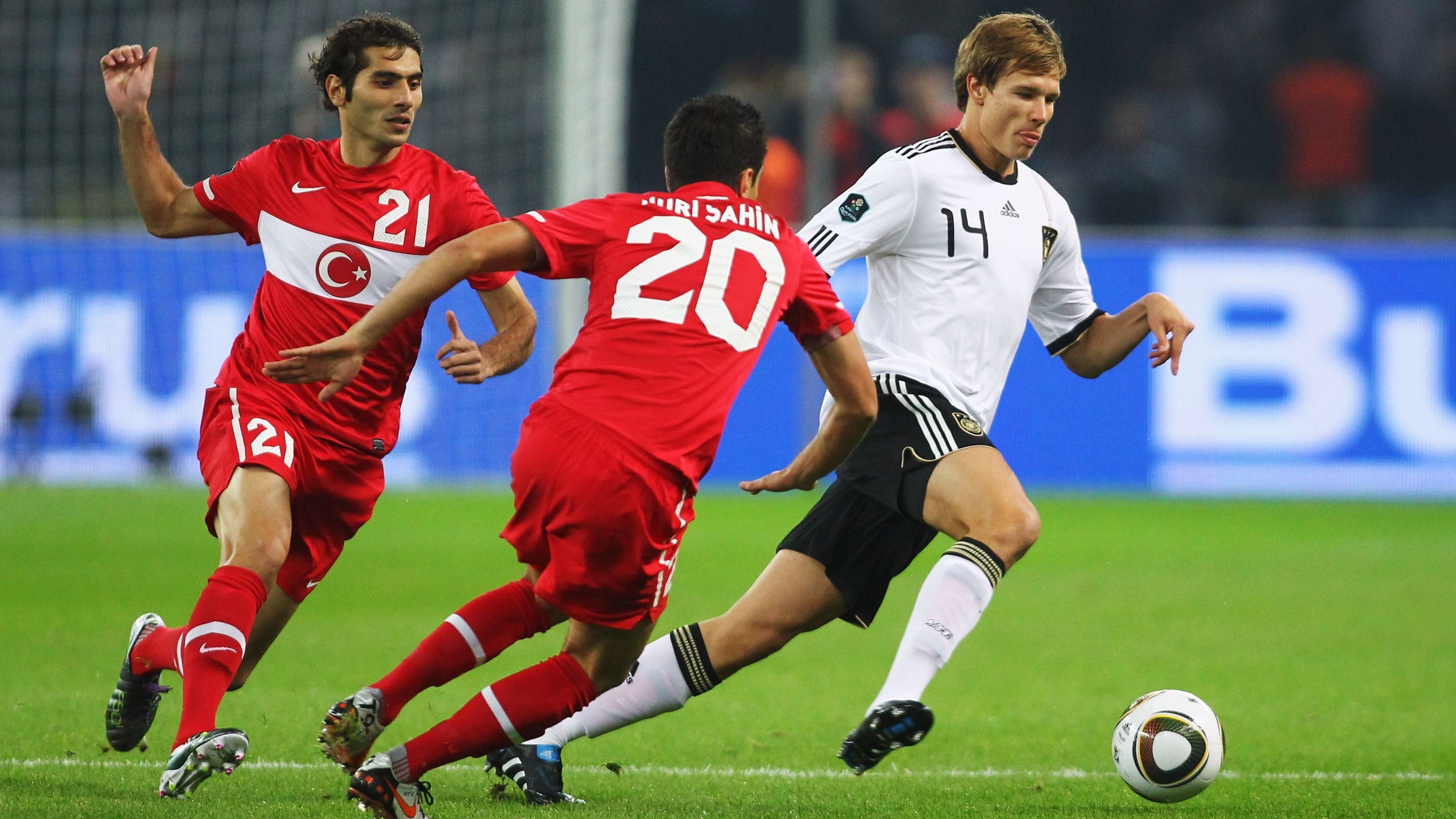 <strong>Abwehr: Holger Badstuber</strong><br>Als Deutschland 2010 gegen die Türkei in Berlin antrat, war Holger Badstuber im Begriff,&nbsp; eine feste Größe im DFB-Team und auch beim FC Bayern München zu werden. Der Verteidiger wurde aber in den darauffolgenden Jahren schwer von Verletzungen gebeutelt, weshalb ihm die ganz große Karriere versagt blieb. Aber gegen die Türkei hielt er seine Abwehr dicht.&nbsp;