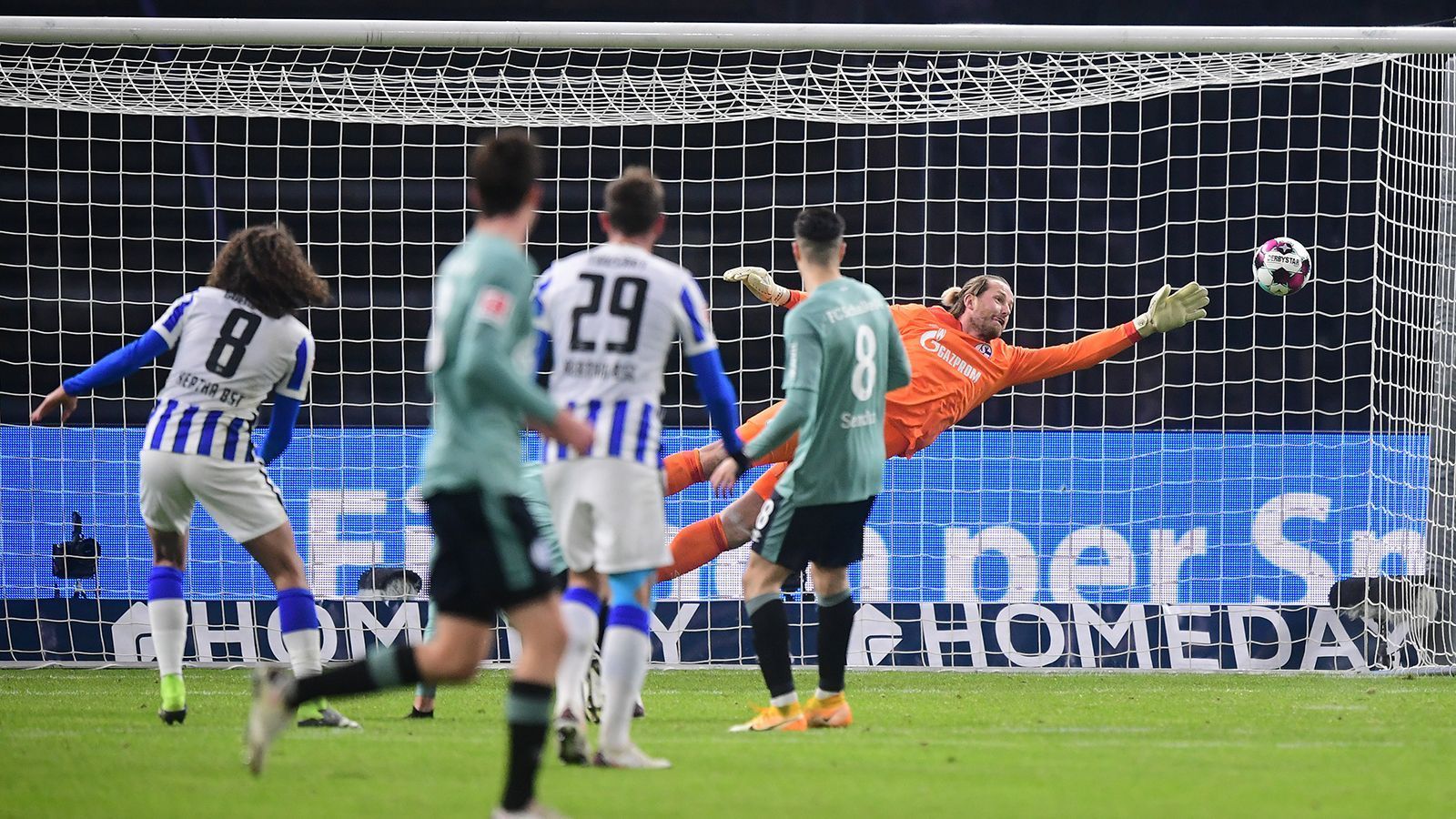 
                <strong>Guendouzi trifft für die Hertha</strong><br>
                Und wer vorne die Chancen nicht macht ... Die Herthaner wurden in dieser Phase immer sicherer im Passspiel, aggressiver in den Zweikämpfen und übernahmen so das Kommando über die Partie. In der 36. Minute fiel Herthas Guendouzi dann etwas glücklich ein Abpraller an der Strafraumkante vor die Füße – und der Berliner schlenzte das Leder trotz sechs Schalkern im Strafraum in die lange Ecke. Der Rückschlag für Schalke!
              