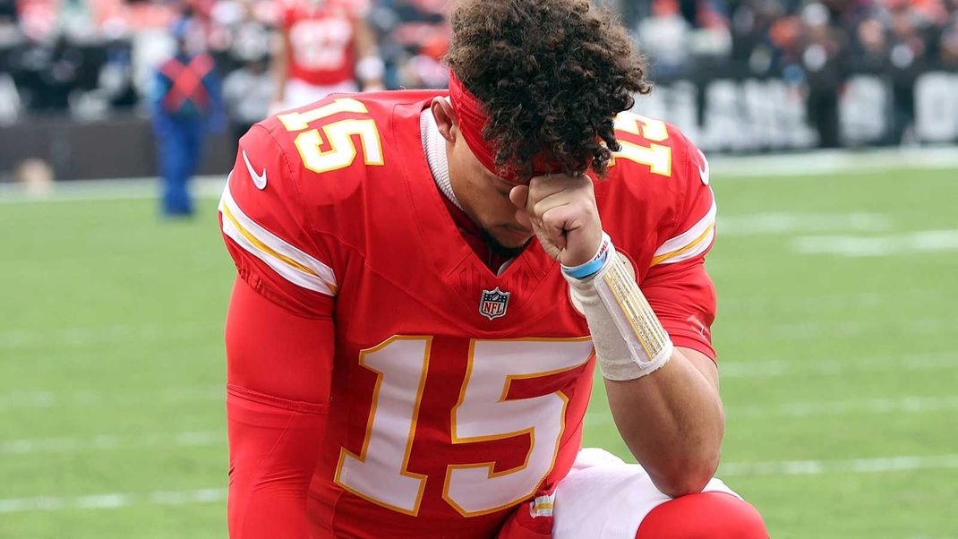 HOT NEWS: Patrick Mahomes stirs up Kansas City Chiefs fans when he announces he will cut his hair and “shave his head” for a reason that makes everyone burst into tears… -binh123