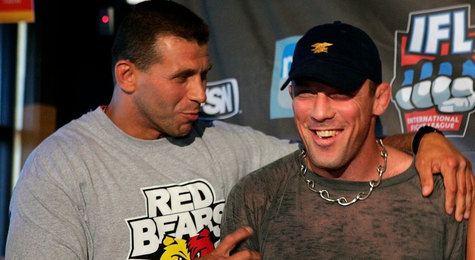 
                <strong>Pat Miletich</strong><br>
                Pat Miletich ist ein wahrer MMA-Pionier: Seine Karriere begann er Anfang der Neunzigerjahre mit Untergrund-Kämpfen. 1998 kam er in die UFC und wurde direkt der erste Weltmeister im Weltergewicht. Er hielt den Gürtel drei Jahre lang und etablierte sich in dieser Zeit als die unangefochtene Nummer eins seiner Gewichtsklasse. Neben seiner aktiven Karriere trainierte er andere Fighter und formte u.a. Matt Hughes, Jens Pulver und Tim Sylvia zu UFC-Champions.
              