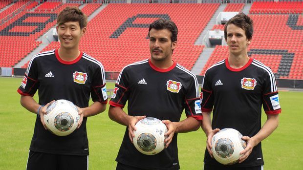 
                <strong>Bayer 04 Leverkusen Heimtrikot</strong><br>
                Bayer 04 Leverkusen präsentiert sich in dieser Saison zu Hause in ganz neuem Look und zwar komplett Schwarz. Son und Co. scheinen mit der Arbeitskluft zufrieden zu sein.
              