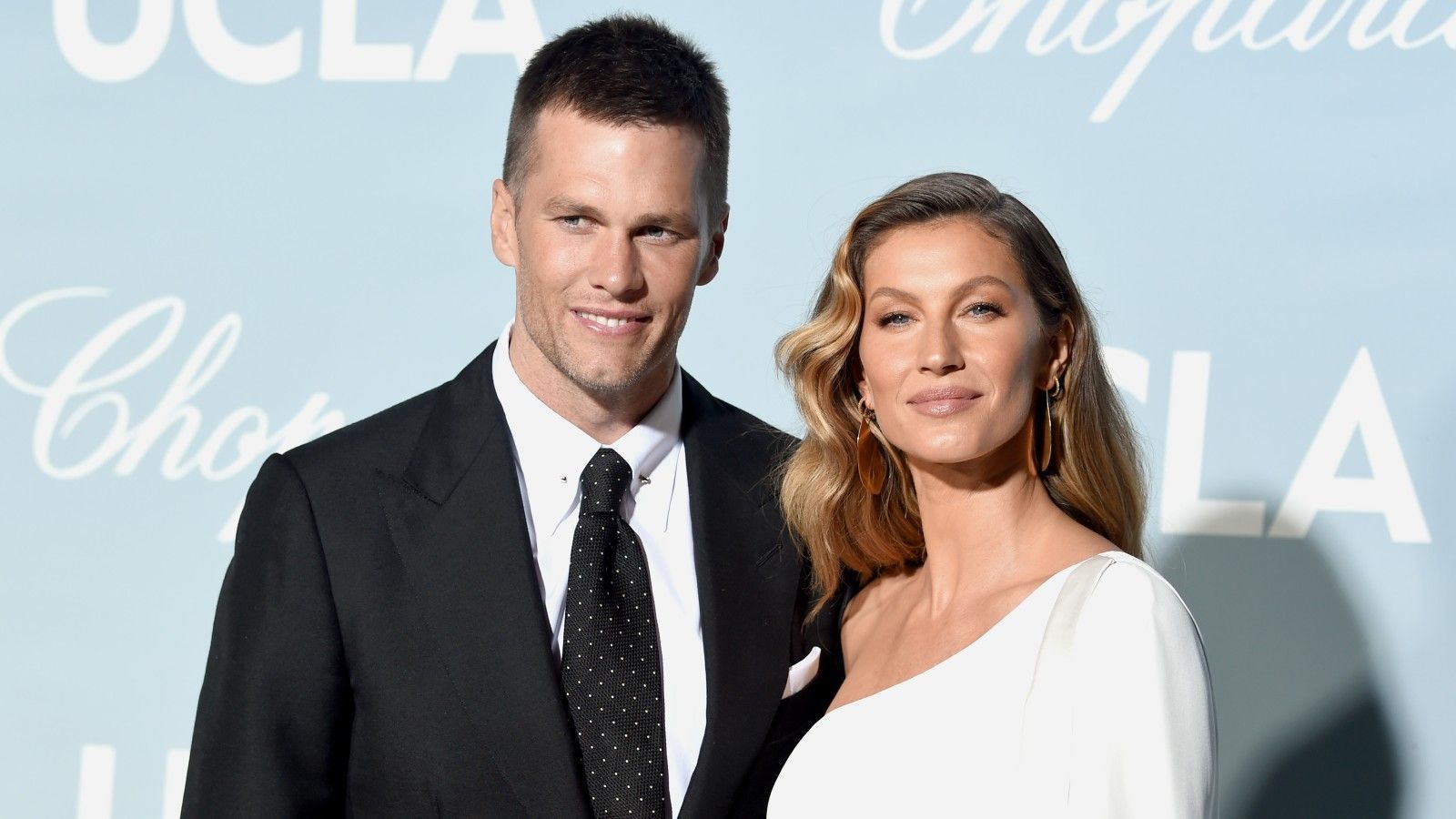 
                <strong>Familie von Tom Brady</strong><br>
                Brady lebt ein vergleichsweise ruhiges Familienleben. Seit Februar 2009 ist er mit dem brasilianischen Topmodel Gisele Bündchen verheiratet, das Paar hat zwei gemeinsame Kinder - einen Sohn und eine Tochter. Zudem hat der Spielmacher einen Sohn aus einer früheren Beziehung mit der Schauspielerin Bridget Moynahan. Zuletzt kamen jedoch Gerüchte auf, dass es in der Ehe Brady-Bündchen kriseln soll - Grund soll demnach der Rücktritt vom Rücktritt des Star-Quarterbacks sein.
              