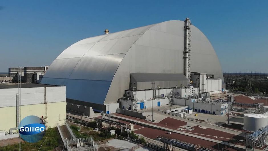 Seit 2019 lässt sich das Epizentrum der Atomkatastrophe von Tschernobyl besichtigen: Reaktor 4, der im gleichen Jahr einen neuen Sarkophag bekam. Ein Aufenthalt im Kontrollraum ist allerdings nur für wenige Minuten erlaubt, damit die Strahlenbelastung kein gefährliches Level erreichen kann. Besucher werden mit einem Spezialanzug, Helm und Atemgerät ausgestattet.