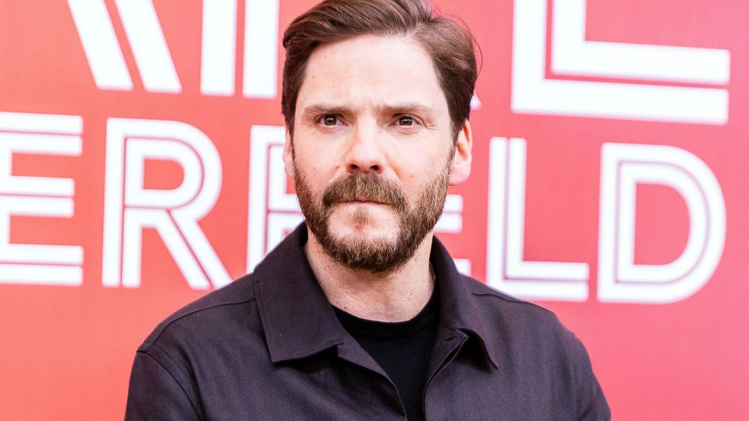 Zahlreiche Stars wie Schauspieler Daniel Brühl richten sich in einem offenen Brief gegen die Union und ihr Vorgehen im Asylrechts-Antrag.