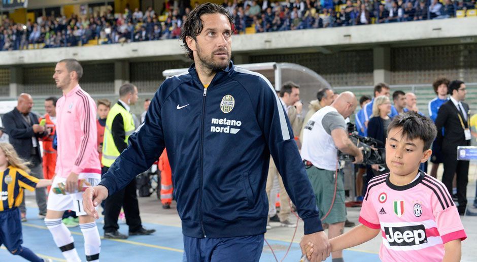 
                <strong>Luca Tonis Abschiedsgala </strong><br>
                Ein ganz Großer ist von der Fußballbühne abgetreten: Am vergangenen Sonntag hat Luca Toni beim Heimspiel von Absteiger Hellas Verona gegen Meister Juventus Turin seine Abschiedsvorstellung gegeben. "Es war eine schwierige und harte Entscheidung, aber es ist richtig, aufzuhören. Nach über 30 Jahren im Fußball denke ich, dass der Moment gekommen ist und am Sonntag mein letztes Spiel als Profi sein wird", sagte der 38-Jährige vergangene Woche.
              