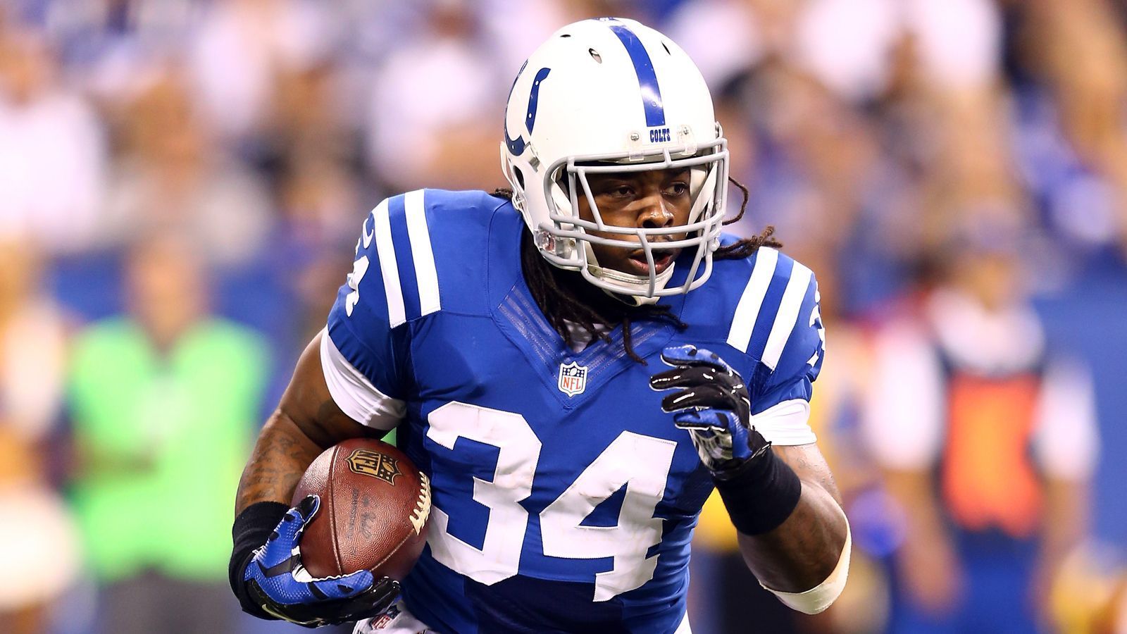 
                <strong>Indianapolis Colts - Trent Richardson</strong><br>
                "Ein Trade, der oft als einer der schlechtesten in der Geschichte der Indianapolis Colts angesehen wird, ist der Trade von Running Back Trent Richardson im Jahr 2013. Die Indianapolis Colts hatten Trent Richardson von den Cleveland Browns für einen Erstrunden-Draftpick im Jahr 2014 erworben. Der Trade wurde als vielversprechend angesehen, da Richardson als talentierter Running Back galt und die Colts sich auf der Position mehr Stabilität erhofften. Jedoch entpuppte sich der Trade als enttäuschend für die Colts. Richardson konnte die Erwartungen nicht erfüllen und blieb weit hinter den Leistungen zurück, die von einem Spieler mit seinem Potenzial erwartet wurden. Er hatte Schwierigkeiten, sich in das Spielsystem einzufügen und seine Produktivität auf dem Spielfeld war gering. Der Verlust des Erstrunden-Draftpicks erwies sich als teuer für die Colts, da sie die Chance verpassten, einen hochkarätigen Spieler an dieser Position zu wählen. Der Trade wurde von vielen als schlechter Zug vonseiten der Colts angesehen, da sie einen hohen Preis für einen Spieler zahlten, der nicht den erhofften Beitrag leistete."
              