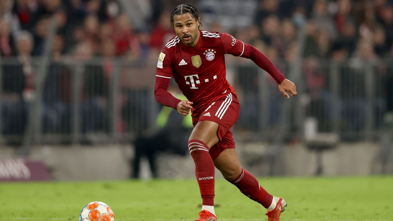 
                <strong>Serge Gnabry</strong><br>
                In der 65. Minute für Sane eingewechselt. Macht ein unauffälliges Spiel und kommt nicht wirklich zum Zug, was aber auch daran liegt, dass die Partie gegen Ende sehr zerfahren ist. ran-Note: 4
              