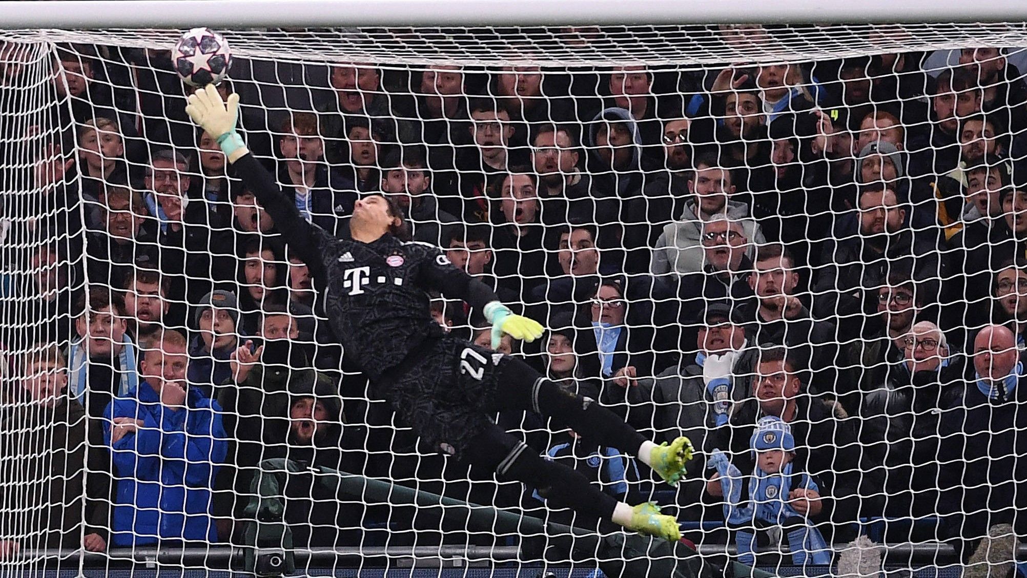 
                <strong>Luftveränderung</strong><br>
                München bringt dem FC Bayern nicht nur den Heimvorteil durch die eigenen Fans und eine makellose Heimbilanz. Die Stadt liegt auch fast 500 Meter höher als Manchester. Der Luftdruck ist geringer, das bedeutet, dass Yann Sommer bei seinen Sprüngen höher fliegt. Die (zu geringe) Körperlänge des Torwarts wird sich also diesmal bei keinem Distanzschuss nachteilig auswirken.
              