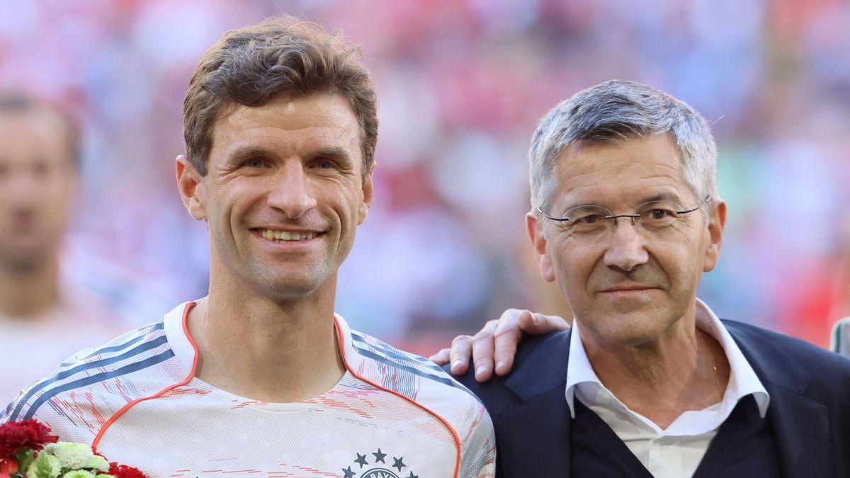 Thomas Müller und Bayern-Präsident Herbert Hainer