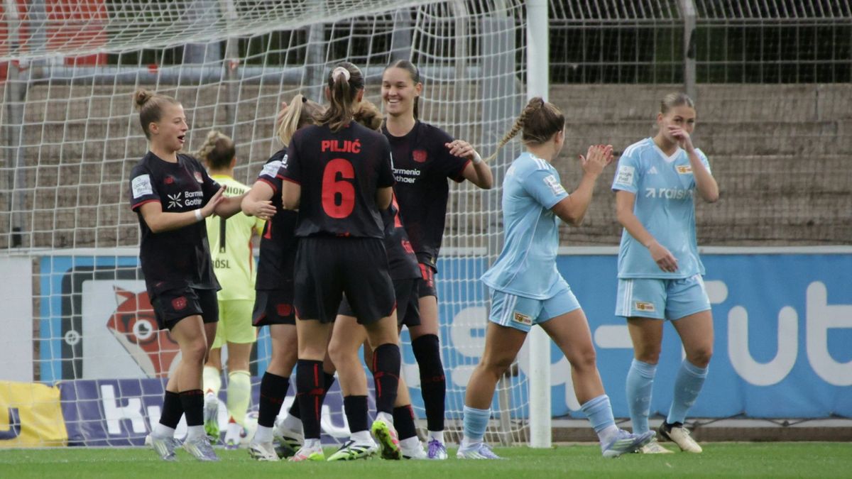 Leverkusener Jubeltraube nach dem 1:0