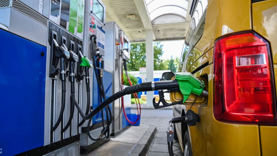 Ein Pkw wird an einer Tankstelle betankt. 