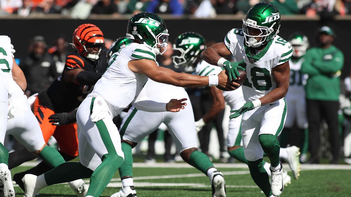 October 26, 2025: New York Jets QB Justin Fields (left) hands the ball off to teammate Isaiah Williams (18) during WEEK 8 of the NFL, American Football Herren, USA regular season between the Cincin...