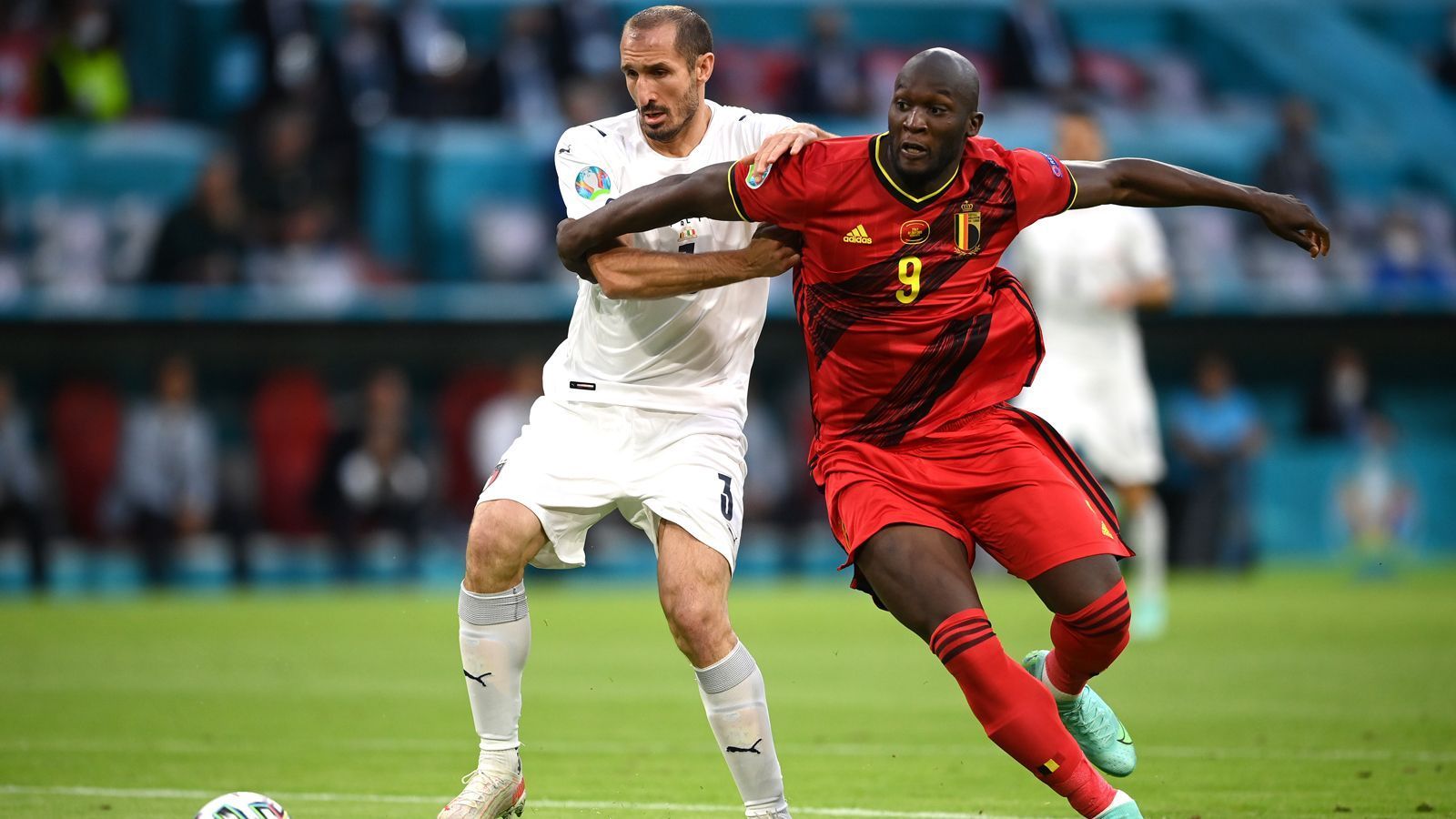 
                <strong>Giorgio Chiellini</strong><br>
                Der Routinier steht Sturmtank Romelu Lukaku von Minute eins an auf dem Fuß und bringt den Belgier ein ums andere Mal zur Verzweiflung. Nimmt den gefährlichen Angreifer fast komplett aus dem Spiel und überzeugt generell mit seinem souveränen Auftreten. ran-Note: 1
              