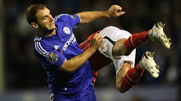 
                <strong>Rechte Außenverteidigung: Branislav Ivanovic</strong><br>
                Branislav Ivanovic (Rechter Außenverteidiger): beim FC Chelsea seit Januar 2008. Größte Erfolge mit den Blues: Champions League 2012, Europa League 2013, zwei Mal Meister.
              